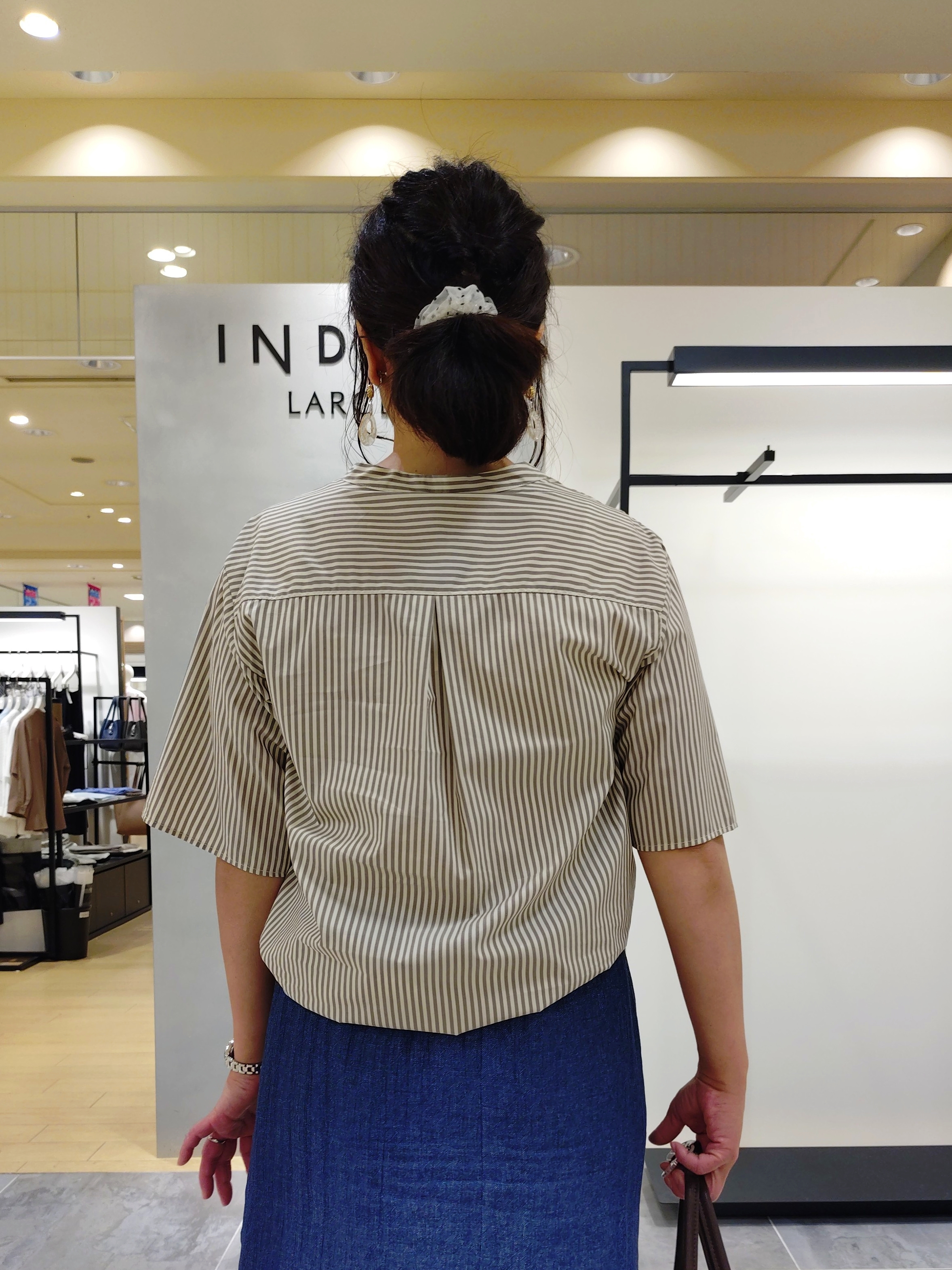 TOMOMIさんの「INDIVI｜【洗える／きれいめ】デニム風シアーティアードスカート」を使ったコーディネート