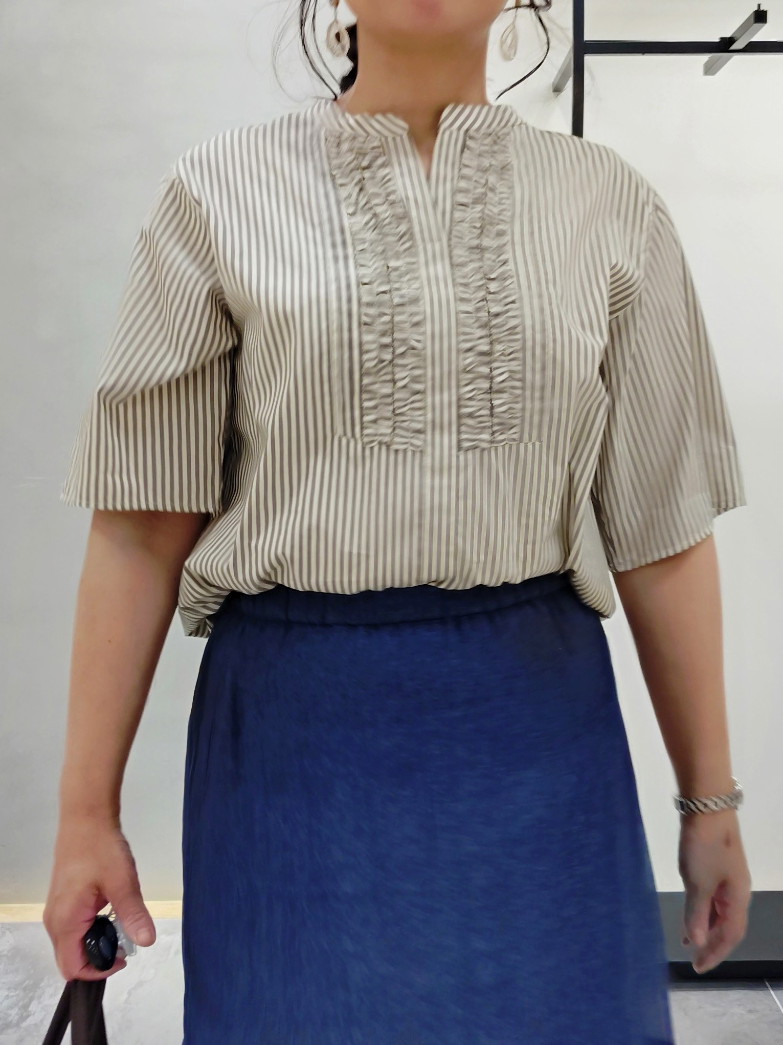 TOMOMIさんの「INDIVI｜【洗える／きれいめ】デニム風シアーティアードスカート」を使ったコーディネート