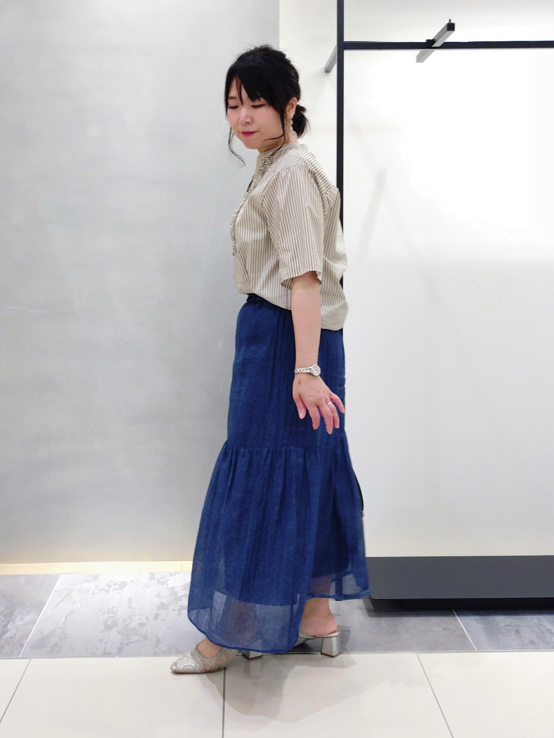 TOMOMIさんの「INDIVI｜【洗える／きれいめ】デニム風シアーティアードスカート」を使ったコーディネート