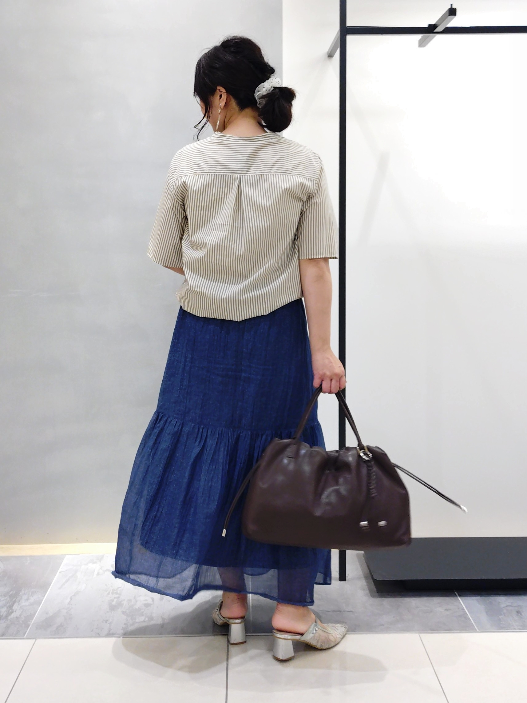 TOMOMIさんの「INDIVI｜【洗える／きれいめ】デニム風シアーティアードスカート」を使ったコーディネート