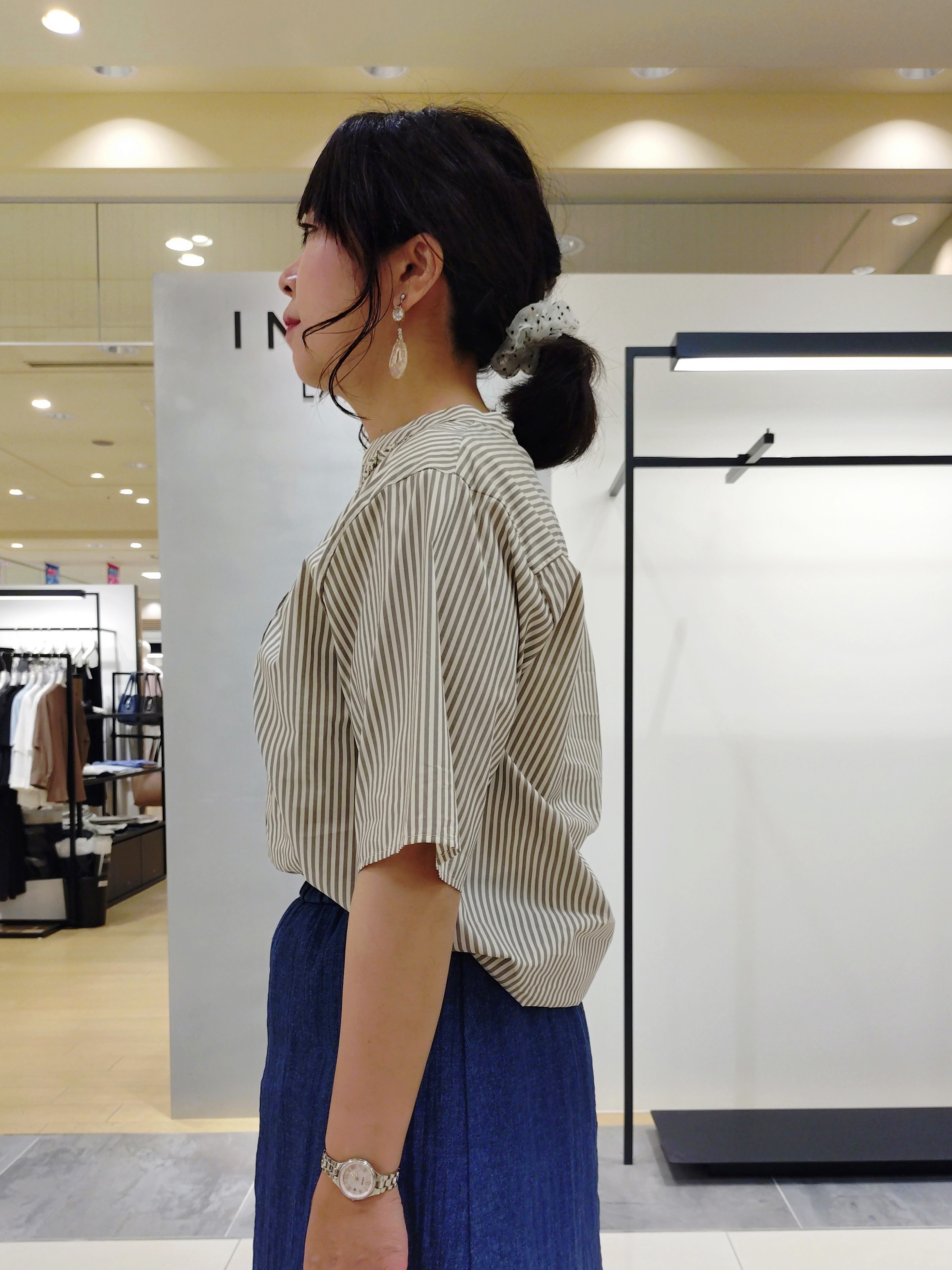 TOMOMIさんの「INDIVI｜【洗える／きれいめ】デニム風シアーティアードスカート」を使ったコーディネート