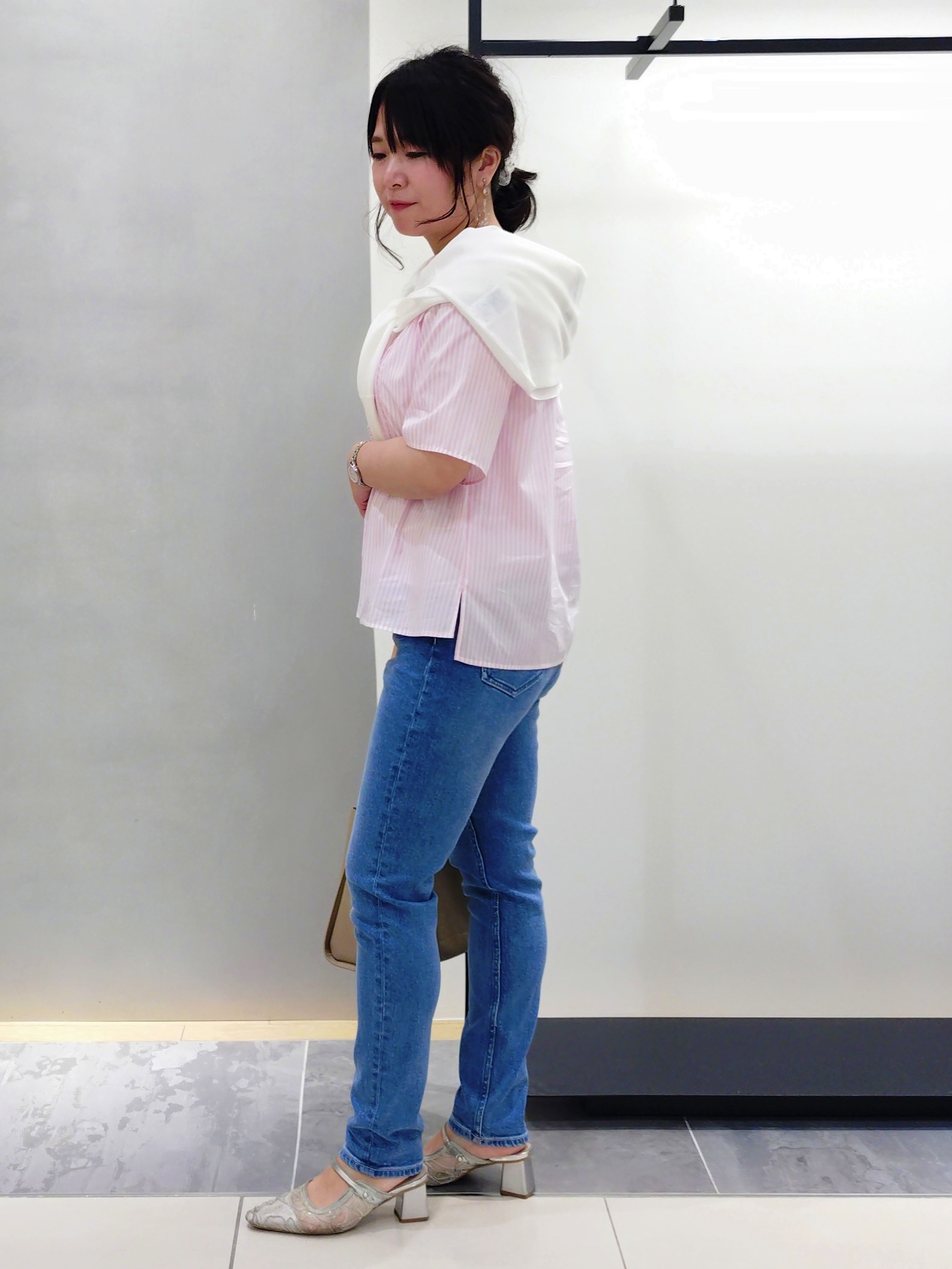 TOMOMIさんの「INDIVI｜【通年活躍！褒められデニム】スキニー デニムパンツ」を使ったコーディネート