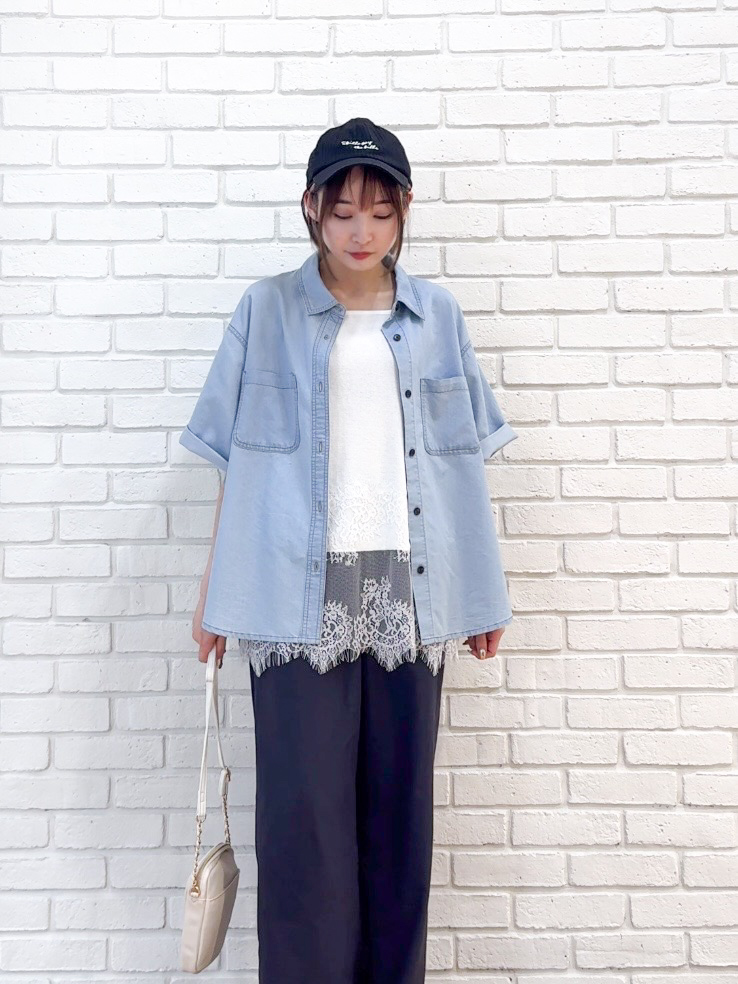 𝐜𝐡𝐢𝐤𝐚さんの「SHOO･LA･RUE｜【セットアップ可/S-LL】ライトオンスデニム 5分袖シャツ」を使ったコーディネート