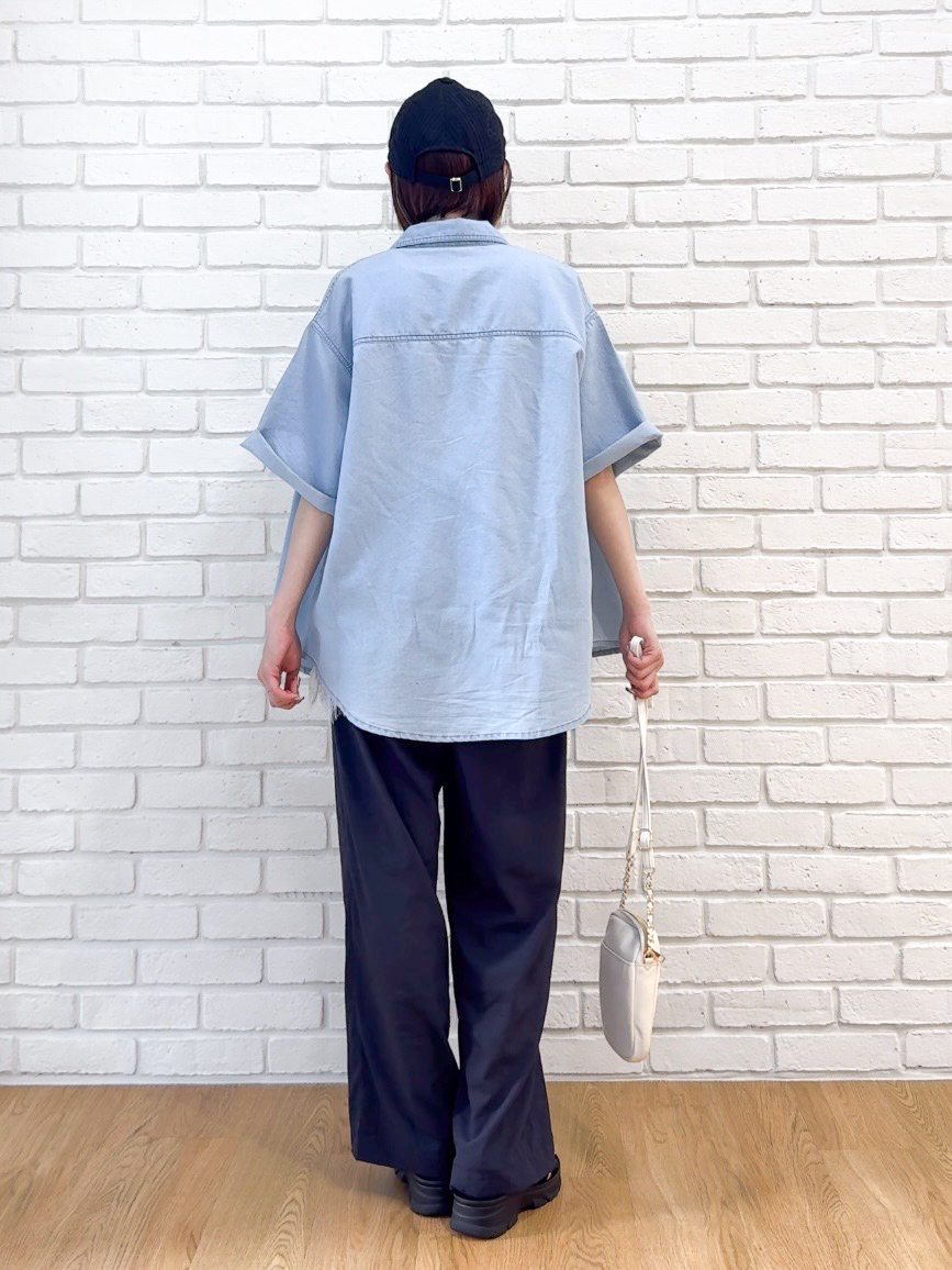 𝐜𝐡𝐢𝐤𝐚さんの「SHOO･LA･RUE｜【セットアップ可/S-LL】ライトオンスデニム 5分袖シャツ」を使ったコーディネート