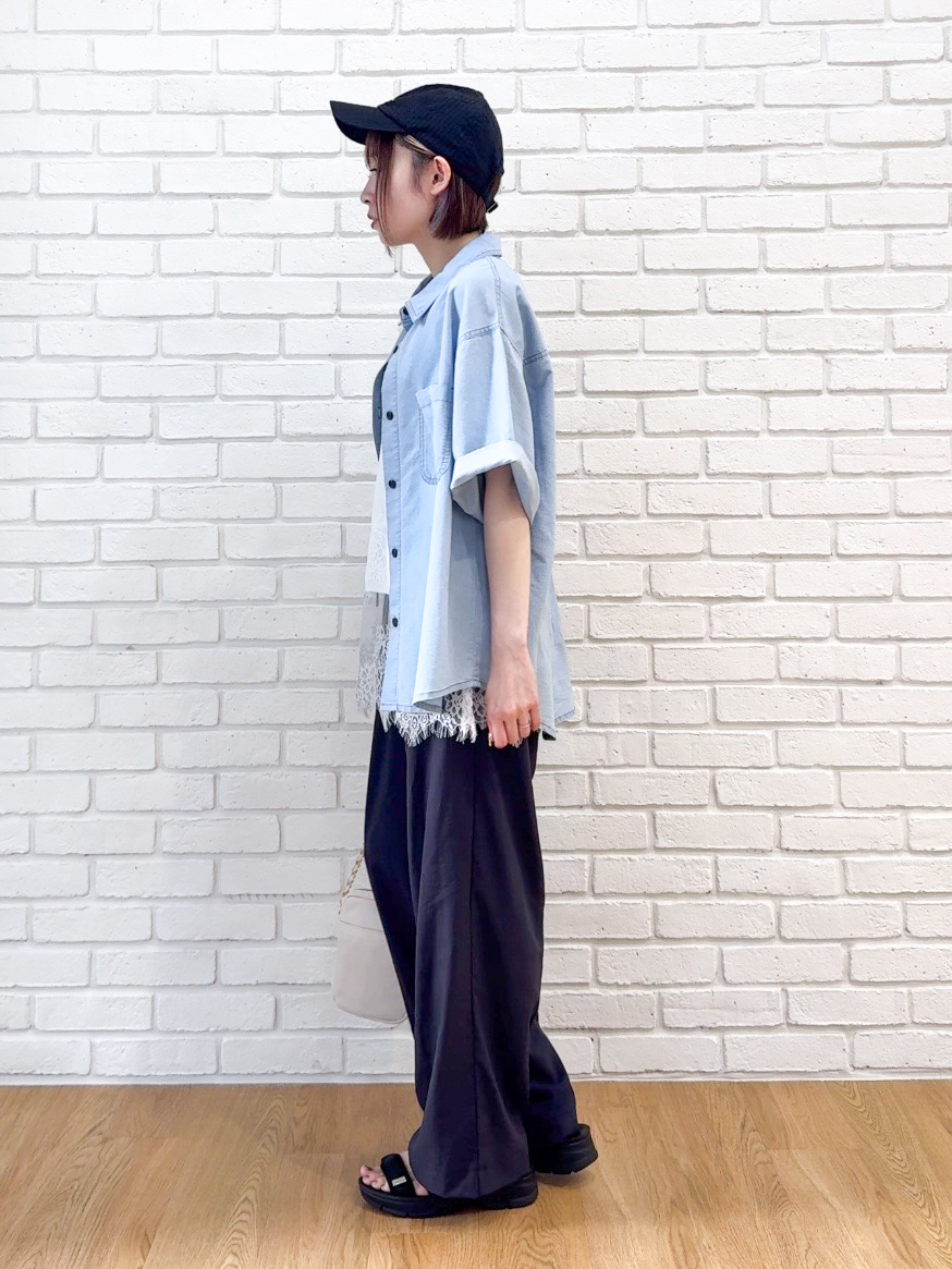 𝐜𝐡𝐢𝐤𝐚さんの「SHOO･LA･RUE｜【セットアップ可/S-LL】ライトオンスデニム 5分袖シャツ」を使ったコーディネート