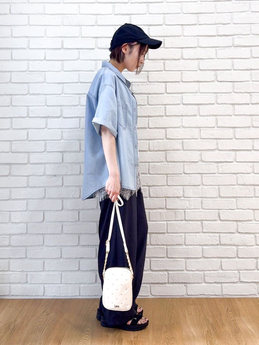 𝐜𝐡𝐢𝐤𝐚さんの「SHOO･LA･RUE｜【セットアップ可/S-LL】ライトオンスデニム 5分袖シャツ」を使ったコーディネート