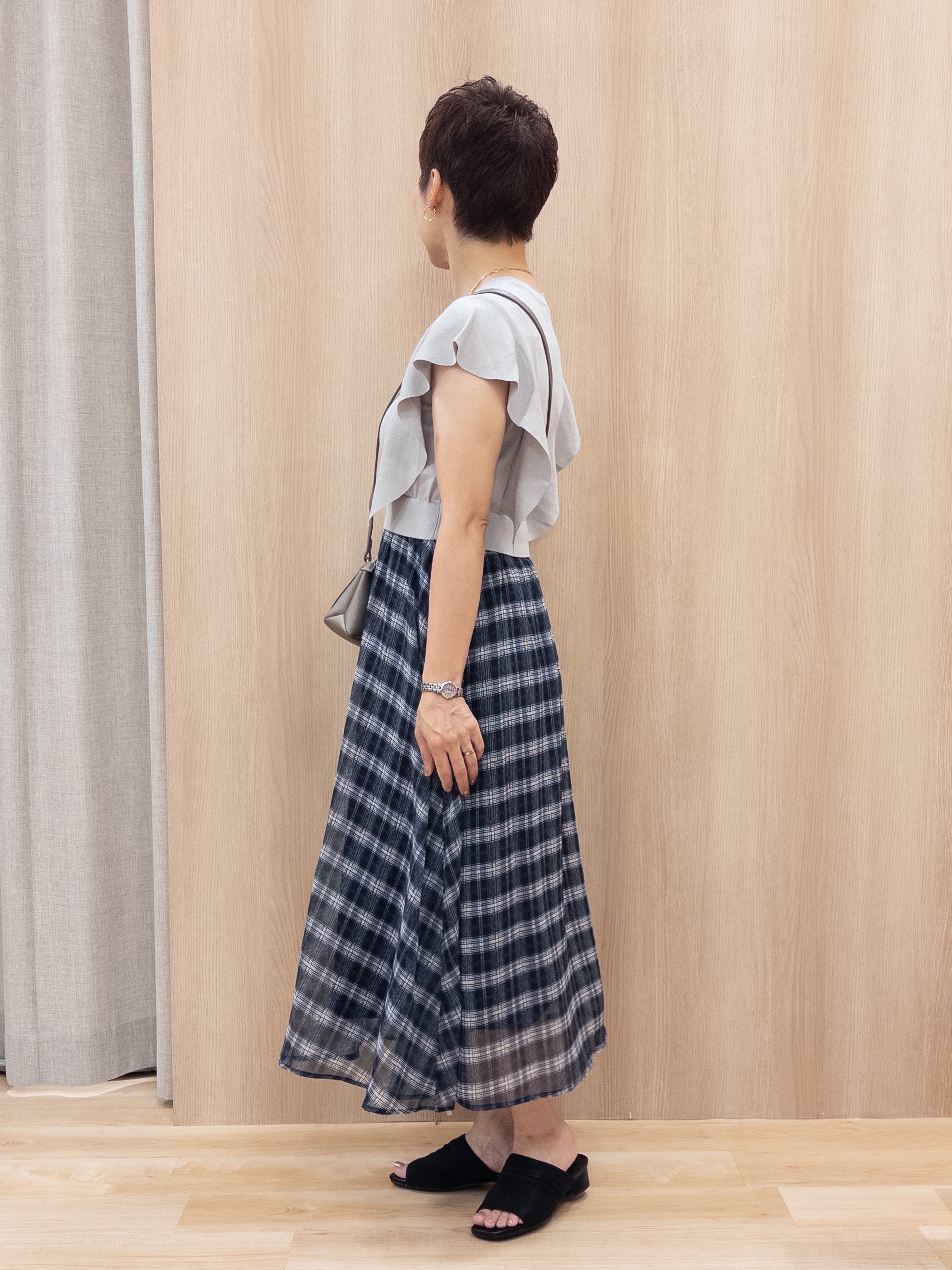 シュウコさんの「grove｜【低身長さんも選べる着丈・洗濯機◎】1枚で華やか 肩フリルニットドッキングワンピース」を使ったコーディネート
