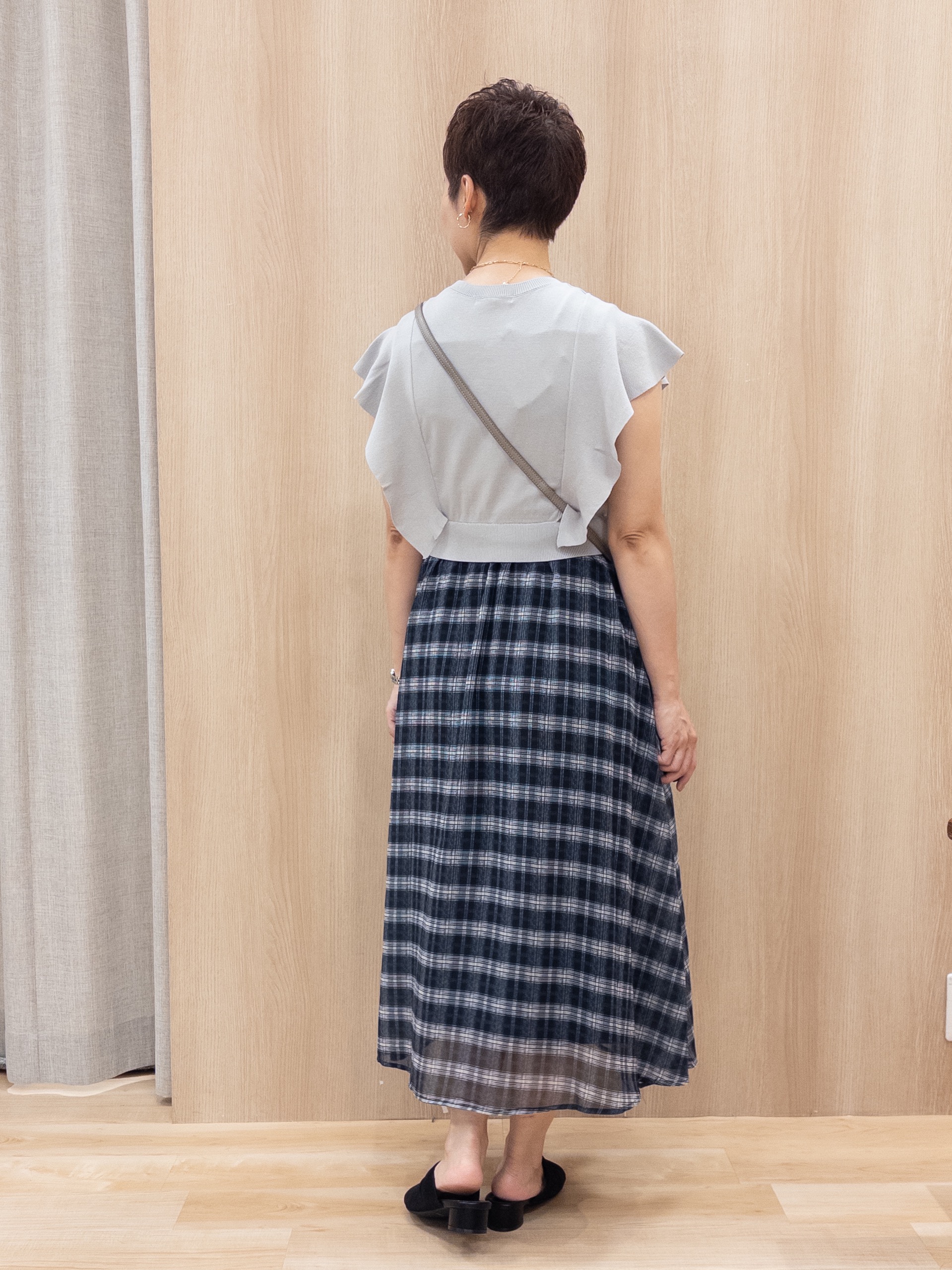 シュウコさんの「grove｜【低身長さんも選べる着丈・洗濯機◎】1枚で華やか 肩フリルニットドッキングワンピース」を使ったコーディネート