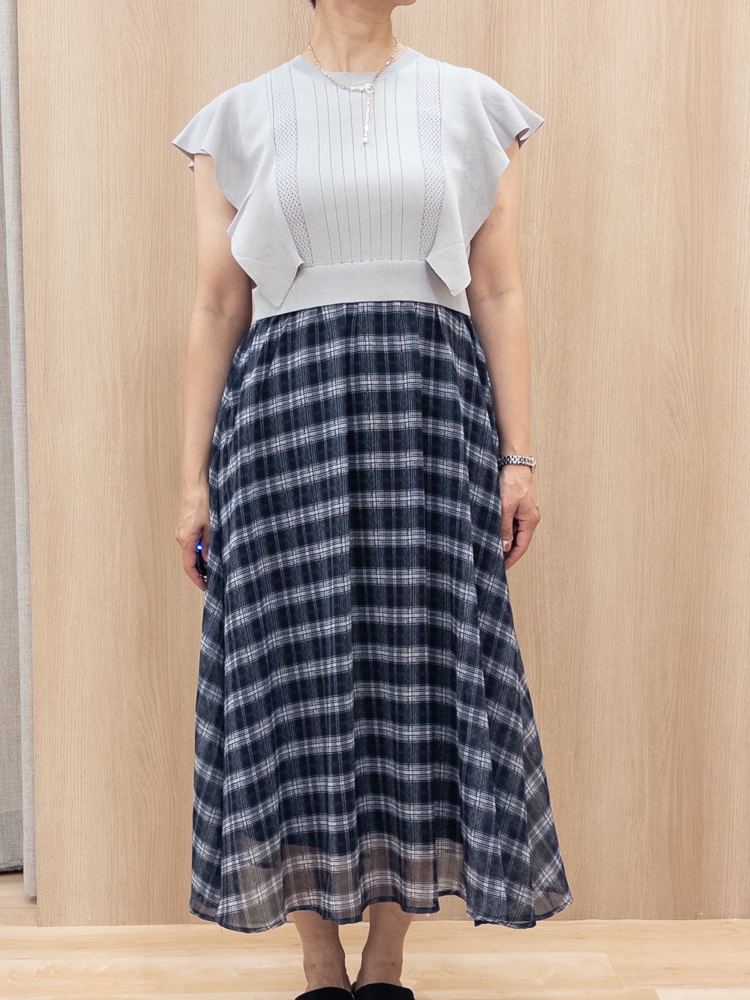 シュウコさんの「grove｜【低身長さんも選べる着丈・洗濯機◎】1枚で華やか 肩フリルニットドッキングワンピース」を使ったコーディネート