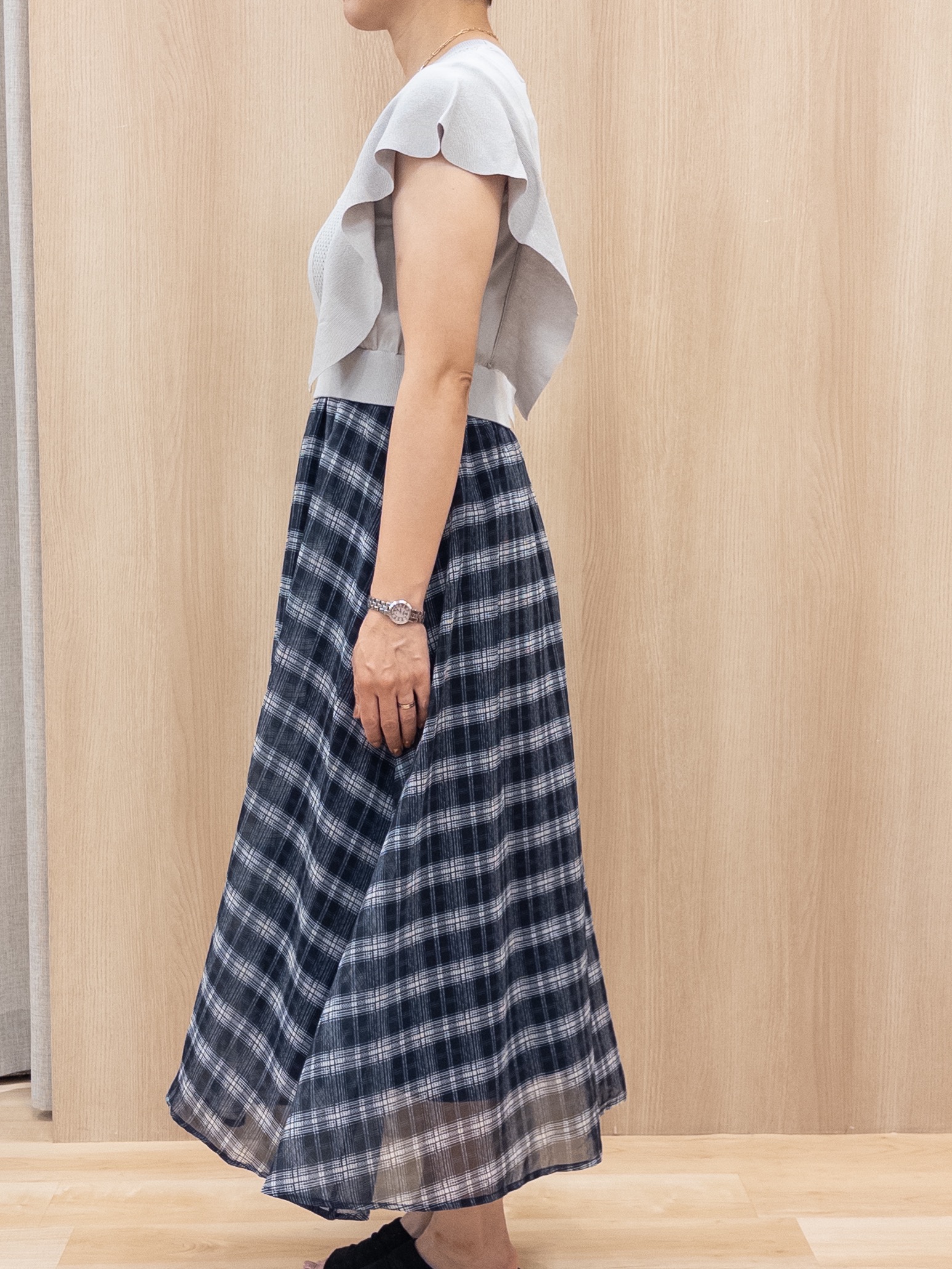 シュウコさんの「grove｜【低身長さんも選べる着丈・洗濯機◎】1枚で華やか 肩フリルニットドッキングワンピース」を使ったコーディネート