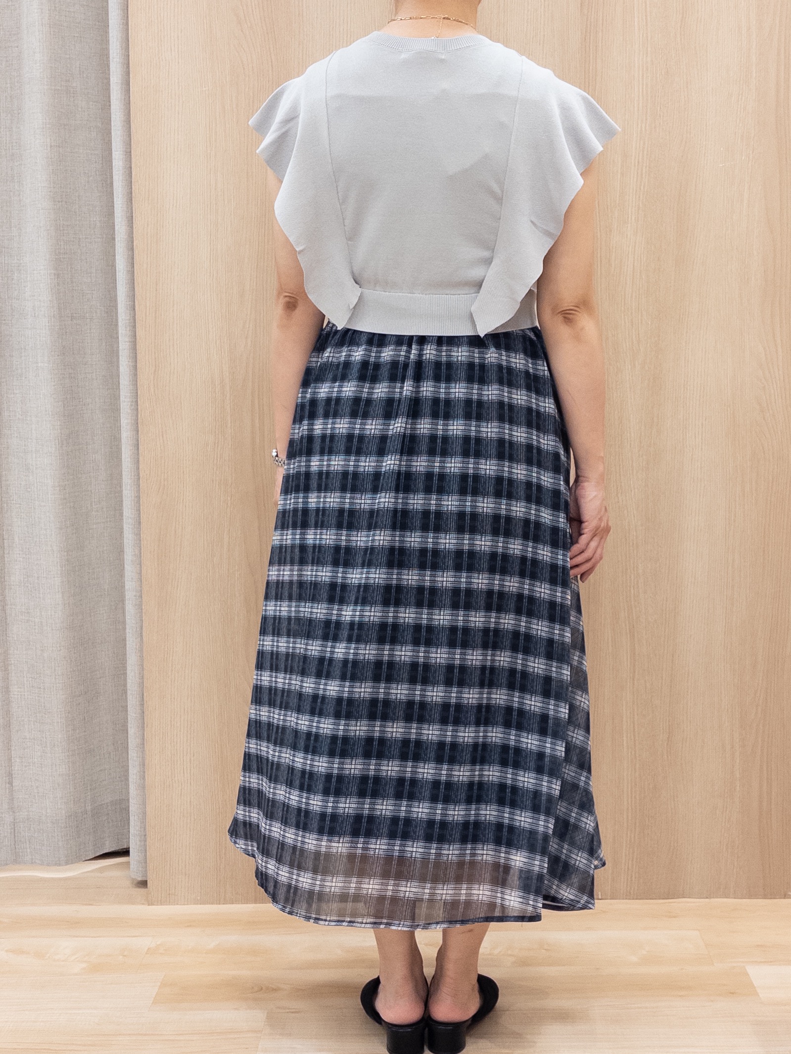シュウコさんの「grove｜【低身長さんも選べる着丈・洗濯機◎】1枚で華やか 肩フリルニットドッキングワンピース」を使ったコーディネート