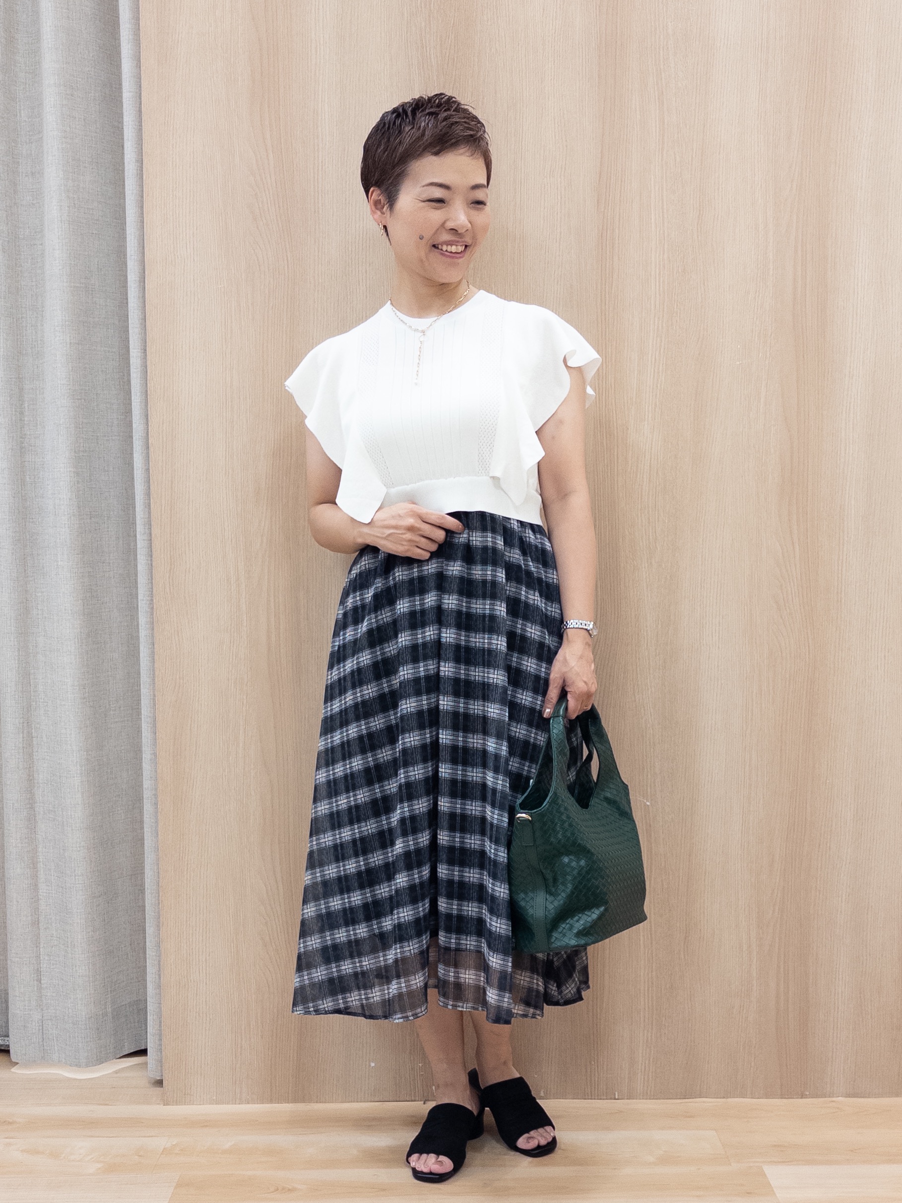 シュウコさんの「grove｜【低身長さんも選べる着丈・洗濯機◎】1枚で華やか 肩フリルニットドッキングワンピース」を使ったコーディネート