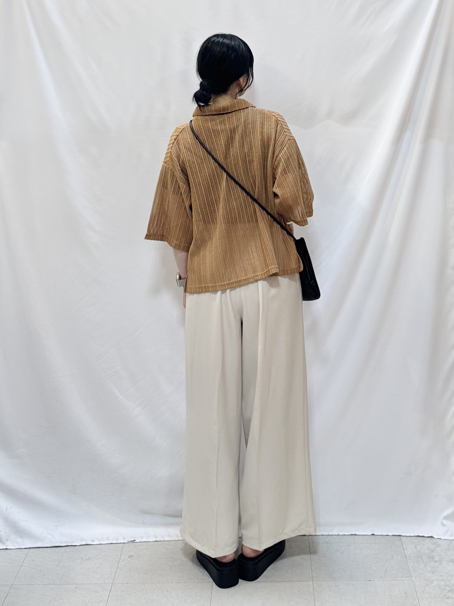 𝐇𝐢𝐫𝐨𝐦𝐢さんの「SHOO･LA･RUE｜【洗濯機可/S-LL】軽やかで涼しげな 透かしレース風前開きシャツ」を使ったコーディネート