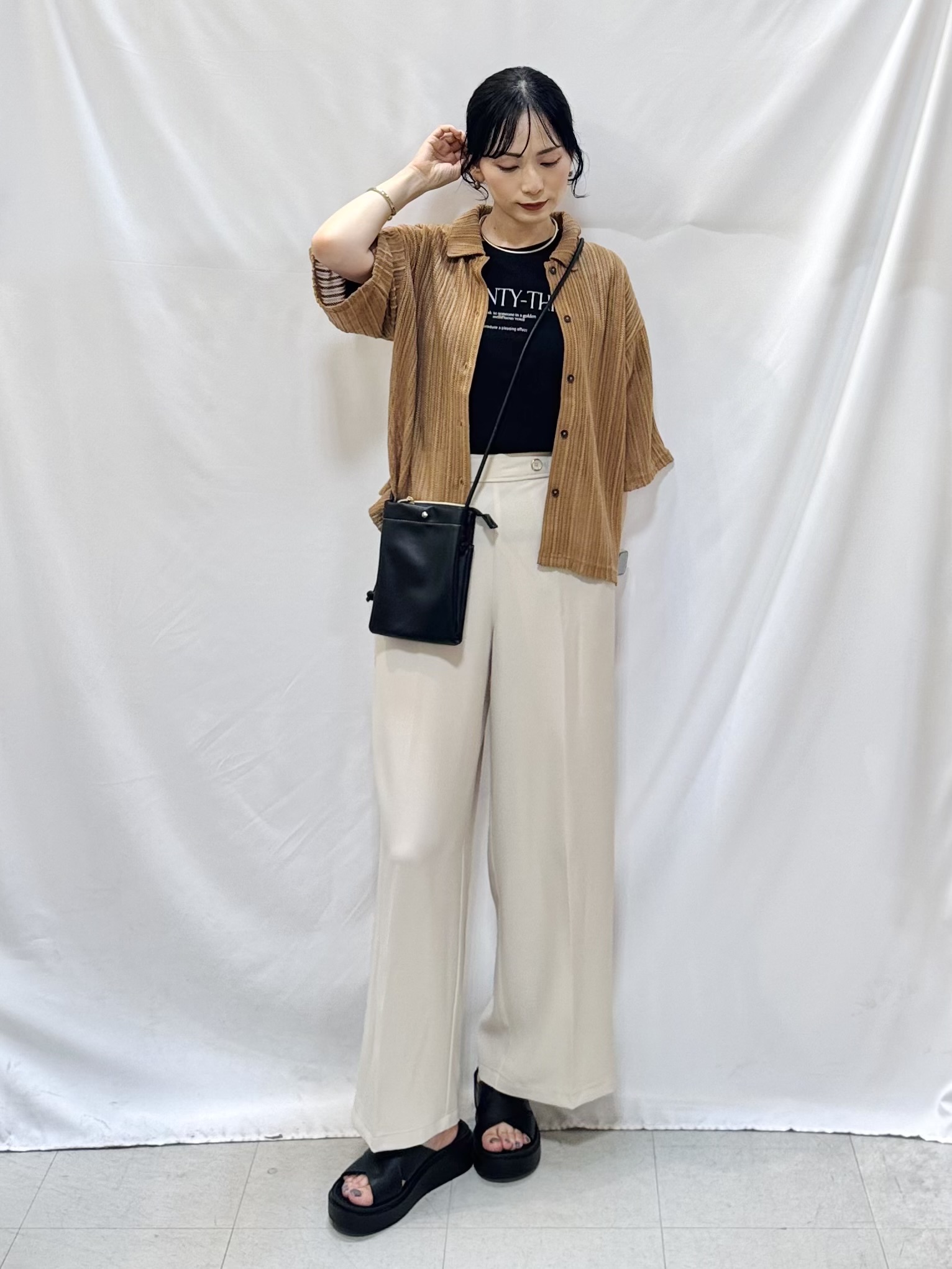 𝐇𝐢𝐫𝐨𝐦𝐢さんの「SHOO･LA･RUE｜【洗濯機可/S-LL】軽やかで涼しげな 透かしレース風前開きシャツ」を使ったコーディネート