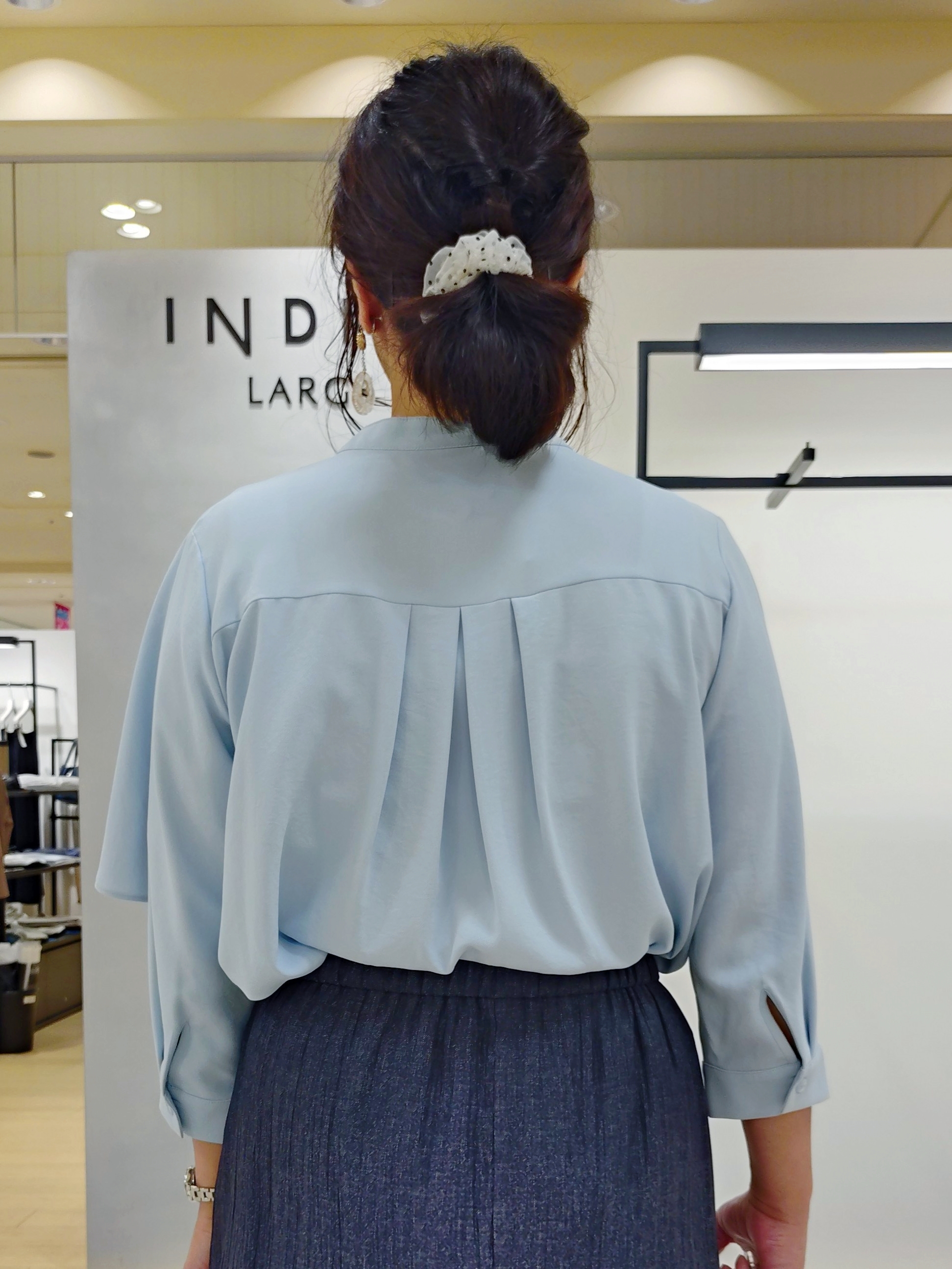 TOMOMIさんの「INDIVI｜【洗える／きれいめ】デニム風シアーティアードスカート」を使ったコーディネート