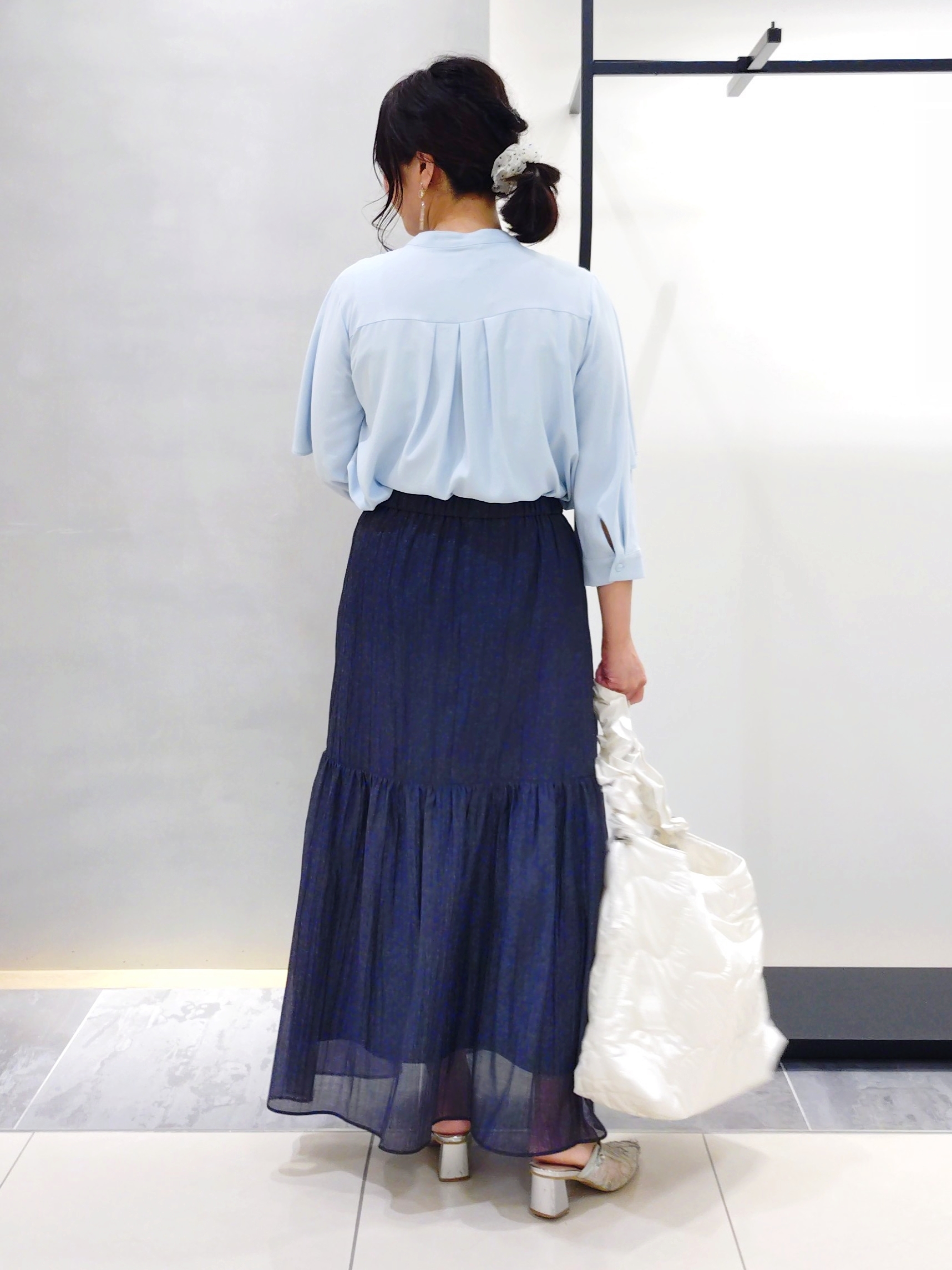 TOMOMIさんの「INDIVI｜【洗える／きれいめ】デニム風シアーティアードスカート」を使ったコーディネート