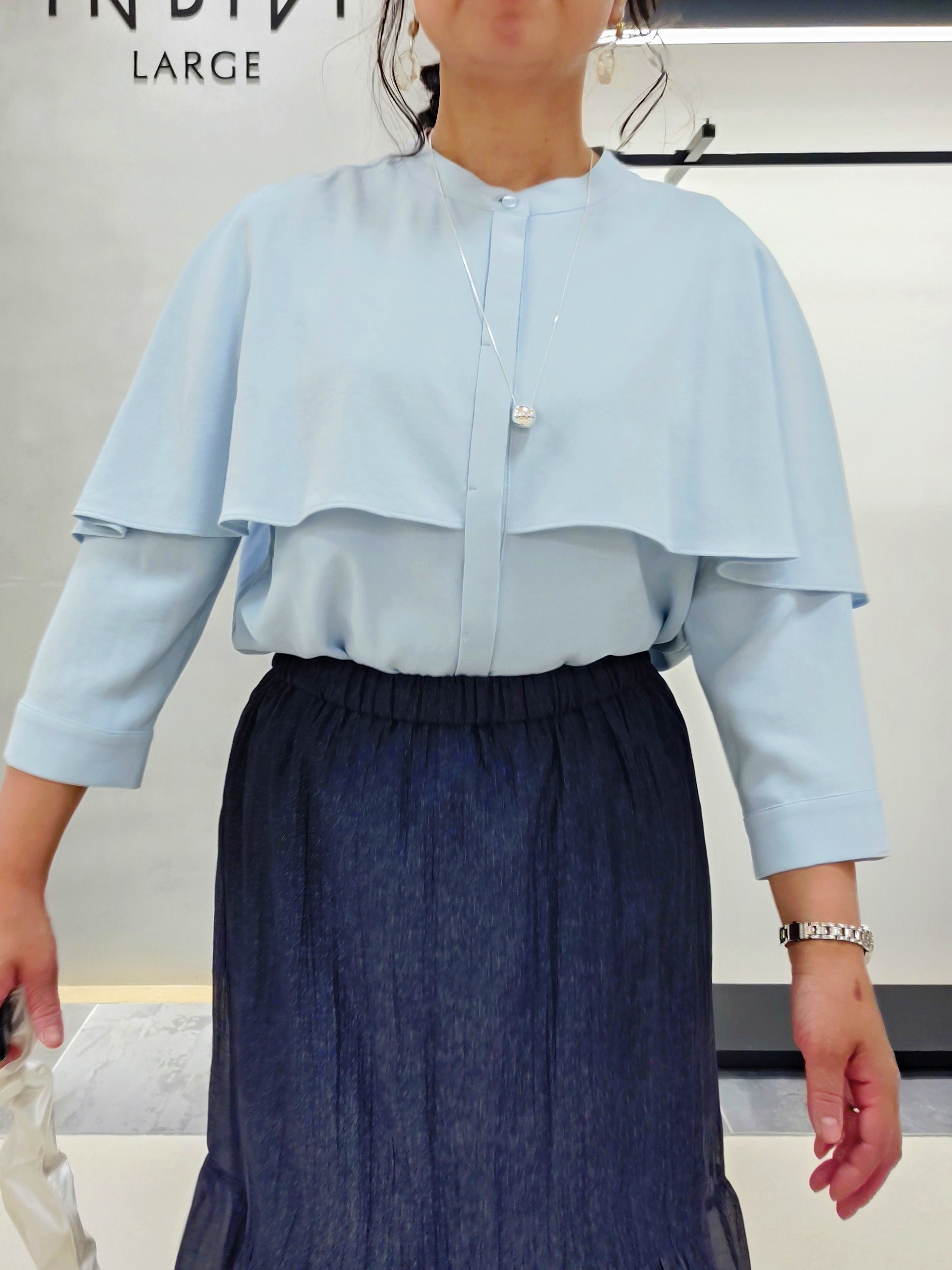 TOMOMIさんの「INDIVI｜【洗える／きれいめ】デニム風シアーティアードスカート」を使ったコーディネート