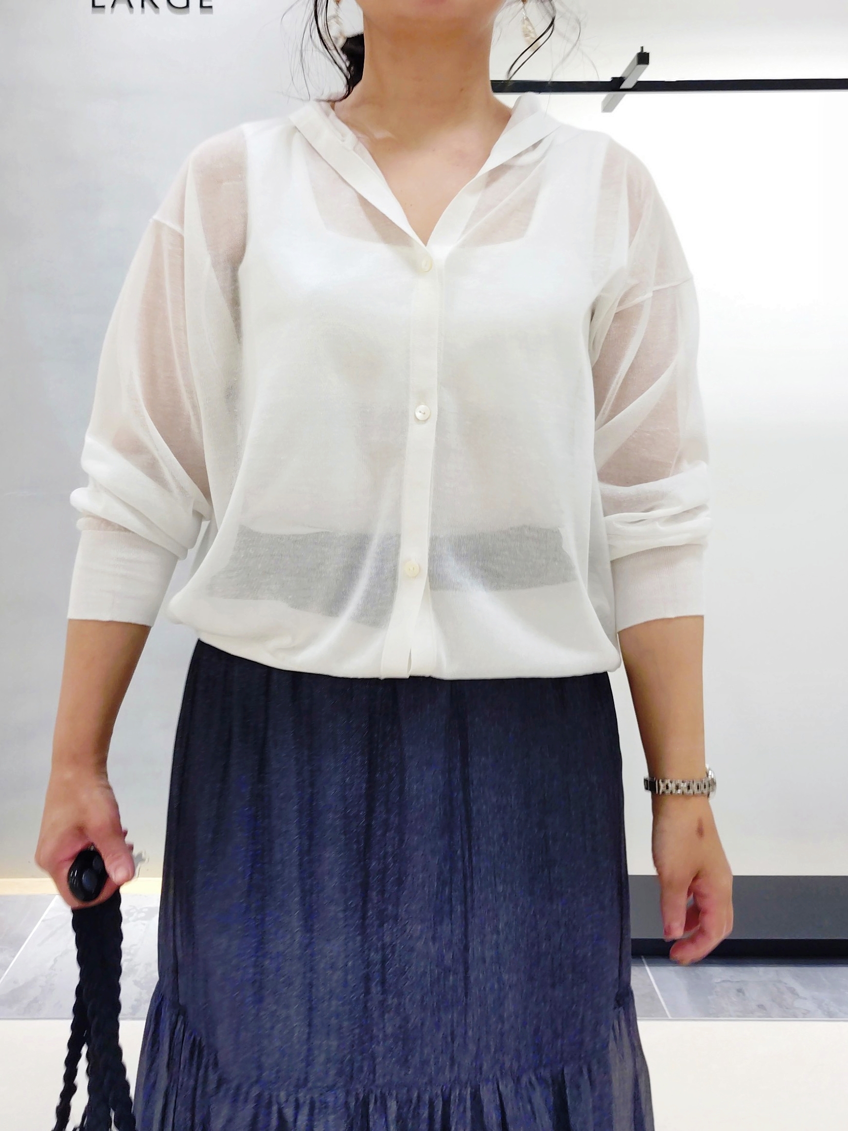 TOMOMIさんの「INDIVI｜【洗える／シアー】フーディー カーディガンニット」を使ったコーディネート