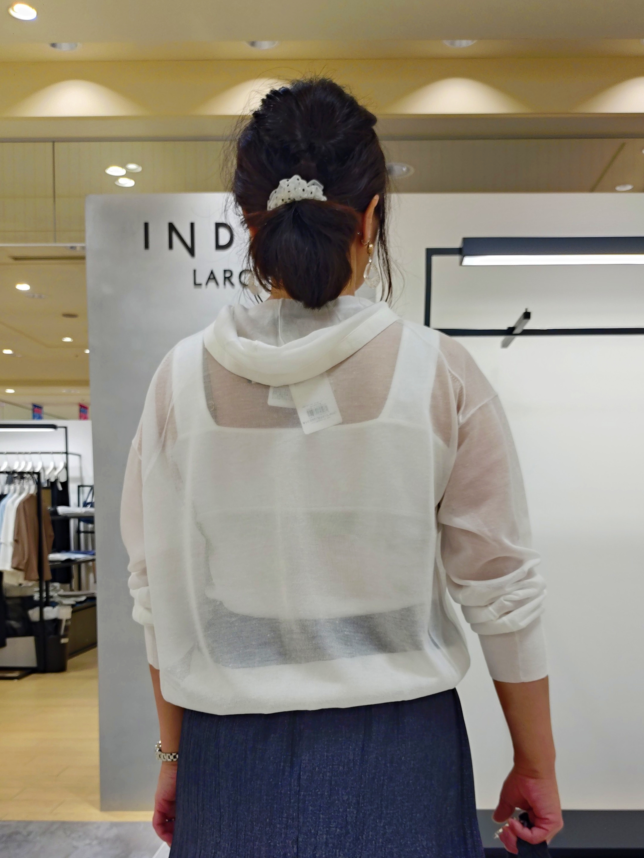TOMOMIさんの「INDIVI｜【洗える／シアー】フーディー カーディガンニット」を使ったコーディネート