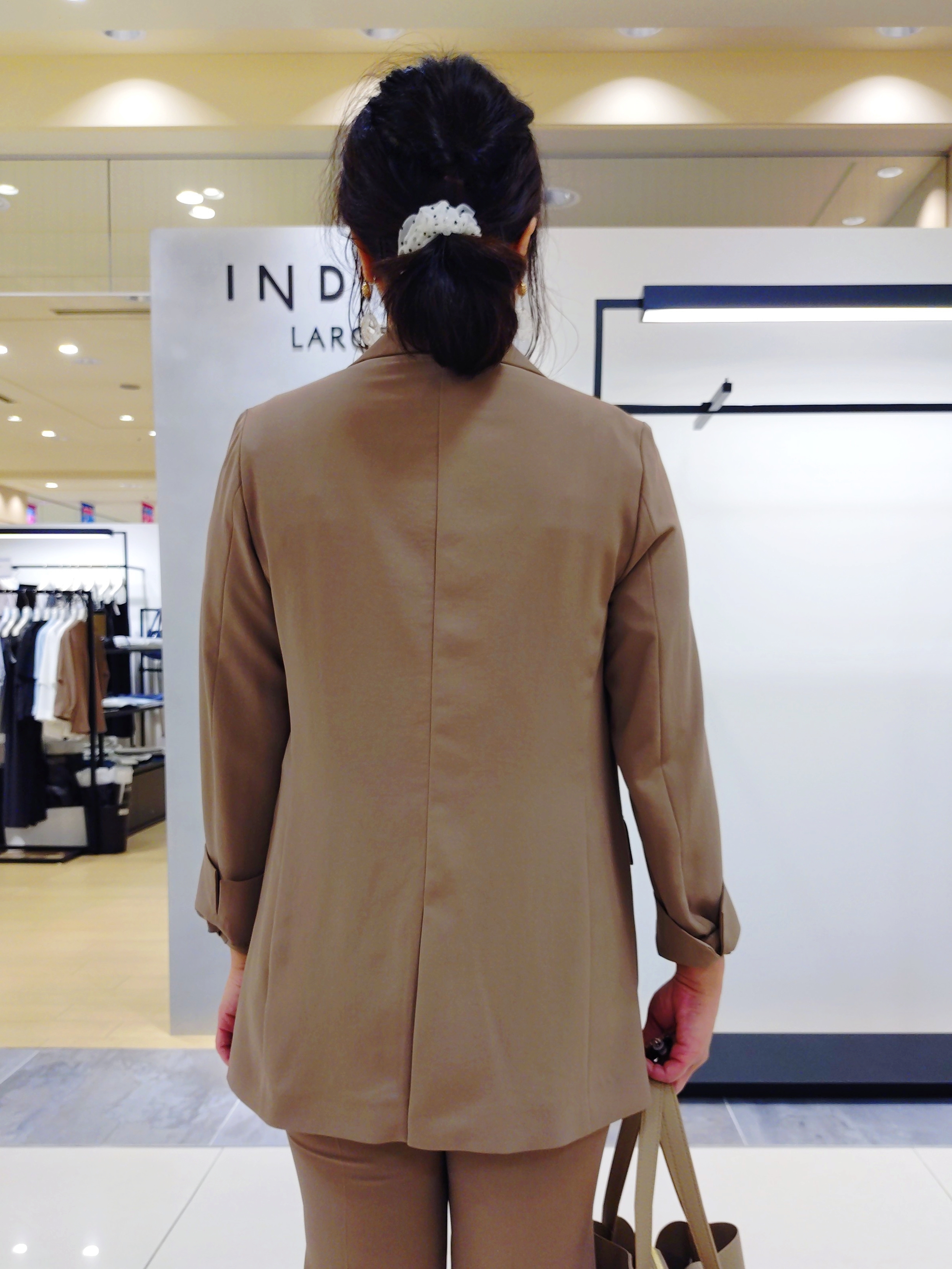 TOMOMIさんの「INDIVI｜【接触冷感/UVケア/着る日傘】テーパードパンツ」を使ったコーディネート