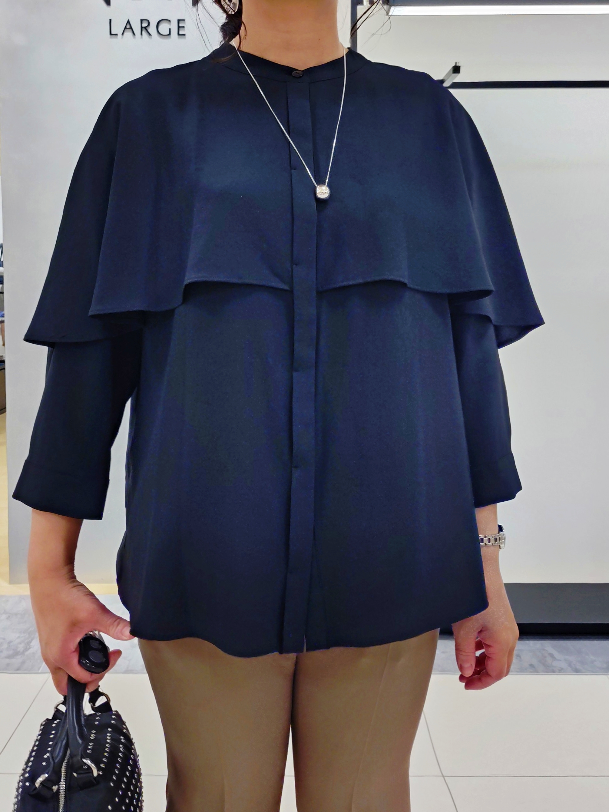 TOMOMIさんの「INDIVI｜【新作登場！着る日傘】 ケープ風ブラウス」を使ったコーディネート