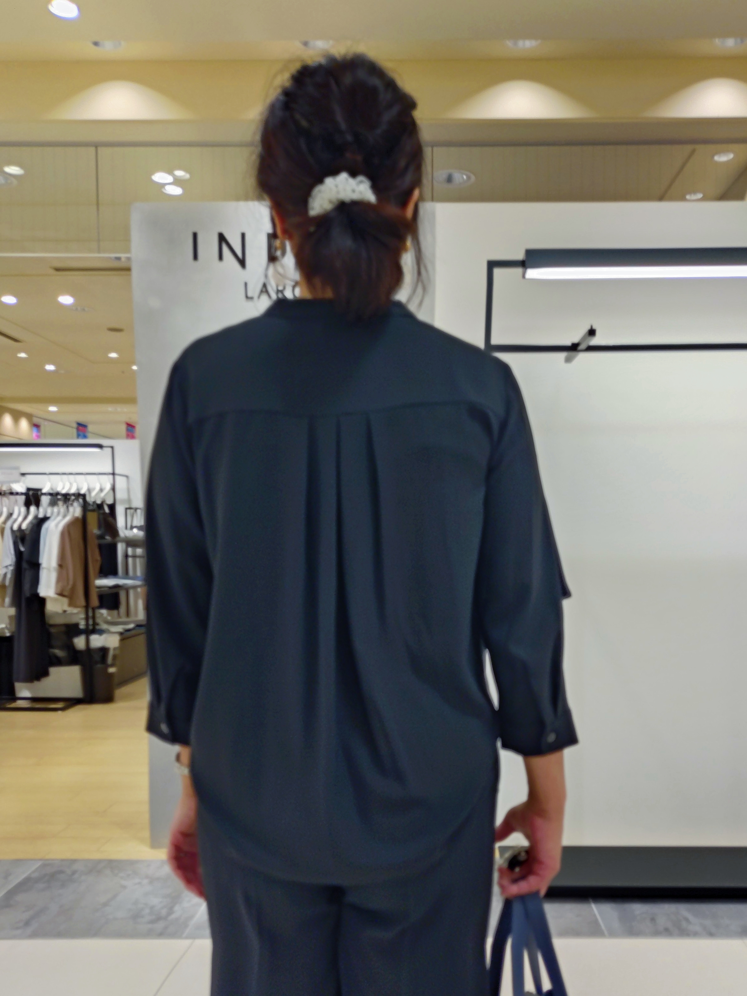TOMOMIさんの「INDIVI｜【接触冷感/UVケア/夏羽織り/着る日傘】ケープ風ブラウス」を使ったコーディネート