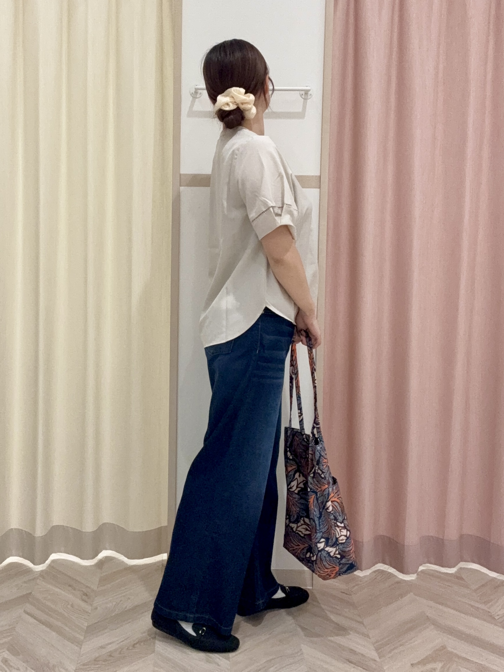 kさんの「SHOO･LA･RUE｜【洗濯後しわになりにくい／インせずきまる】麻調ハシゴレーススキッパーブラウス」を使ったコーディネート