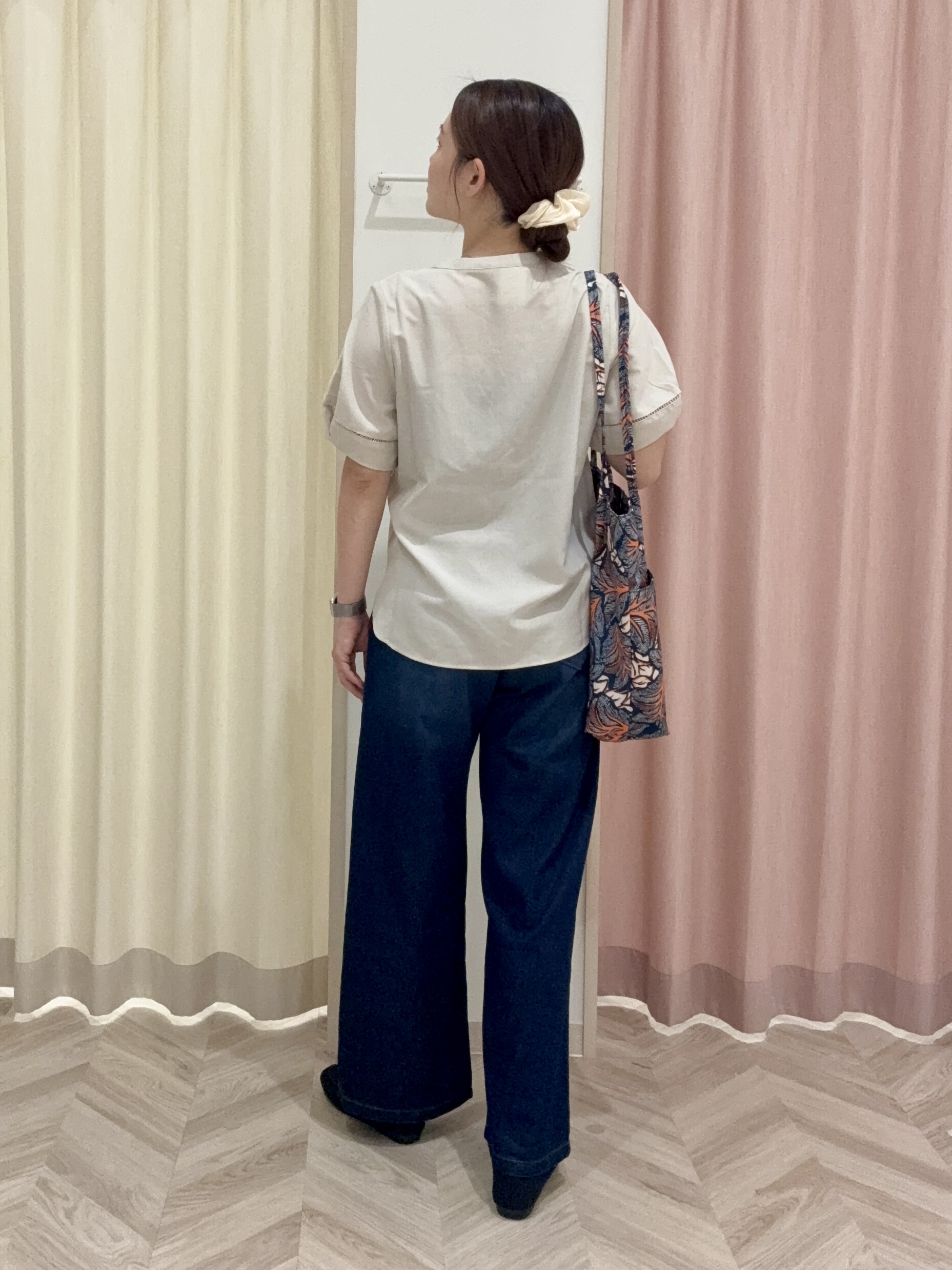 kさんの「SHOO･LA･RUE｜【洗濯後しわになりにくい／インせずきまる】麻調ハシゴレーススキッパーブラウス」を使ったコーディネート