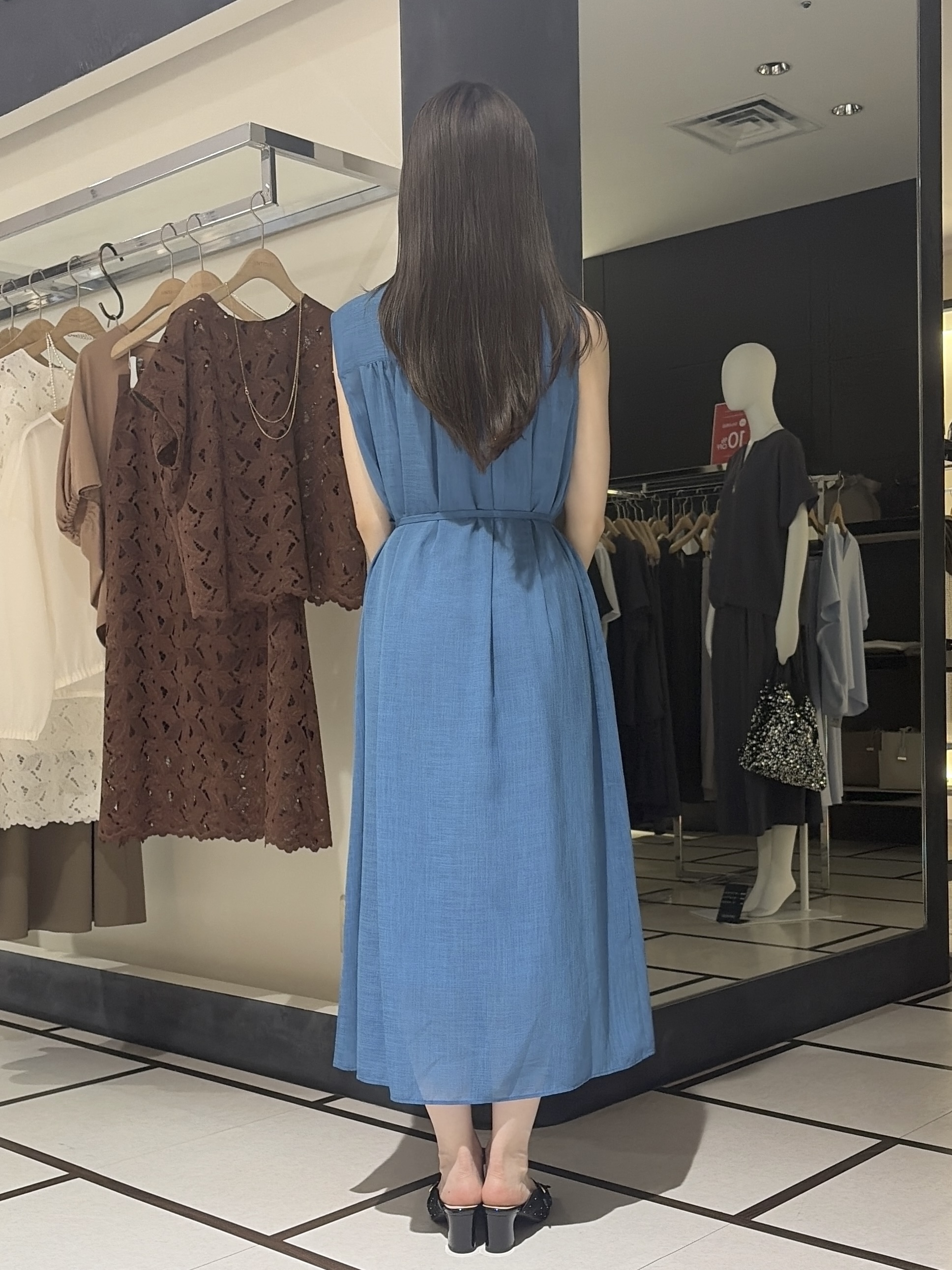 岡田美詩さんの「UNTITLED｜【通気性/前開きボタン】シアーVネックワンピース」を使ったコーディネート