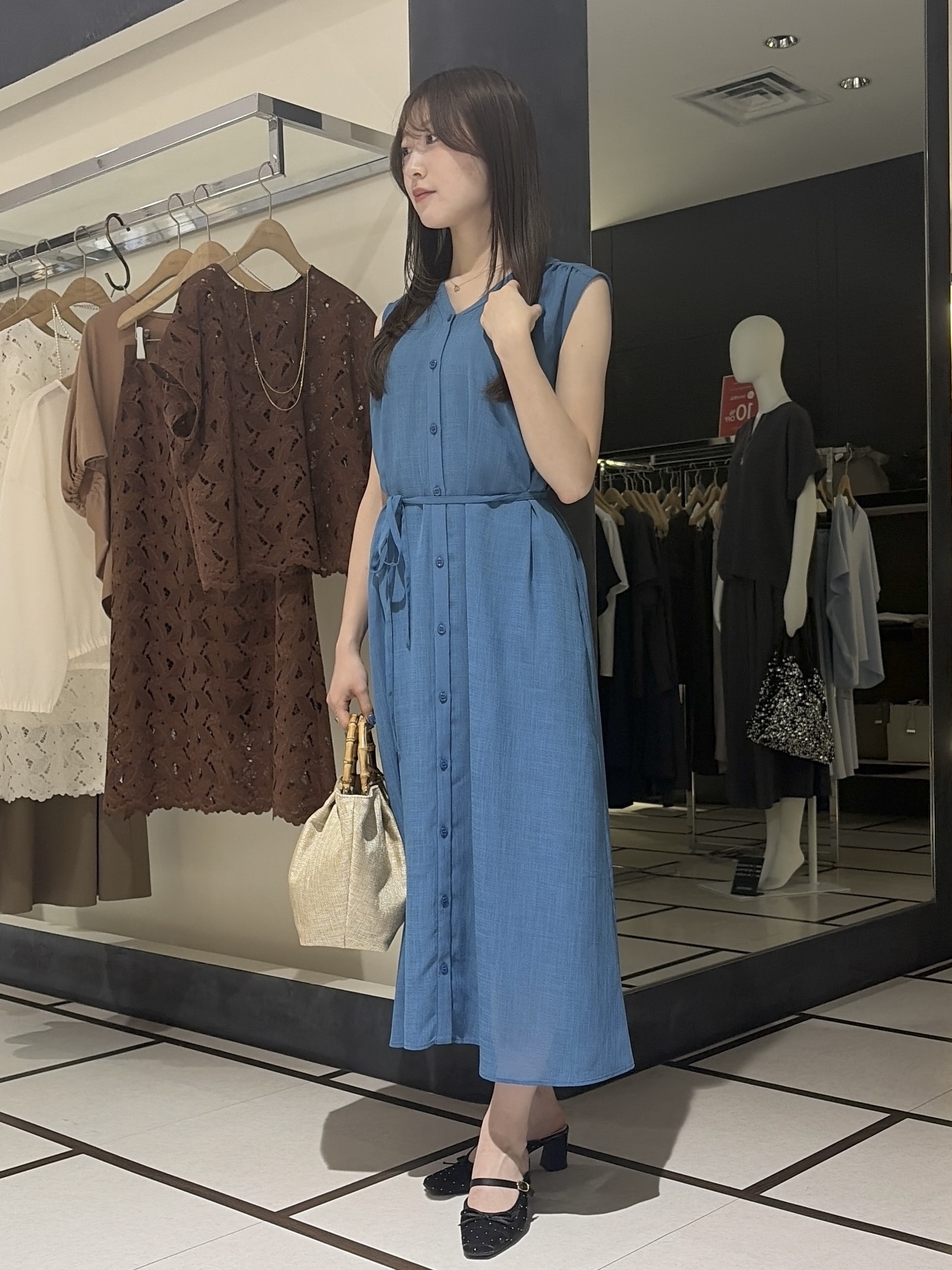岡田美詩さんの「UNTITLED｜【通気性/前開きボタン】シアーVネックワンピース」を使ったコーディネート