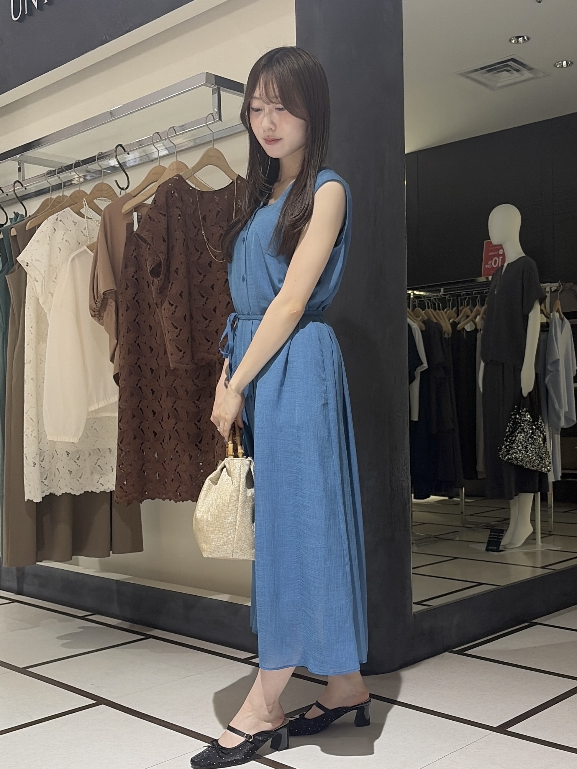岡田美詩さんの「UNTITLED｜【通気性/前開きボタン】シアーVネックワンピース」を使ったコーディネート