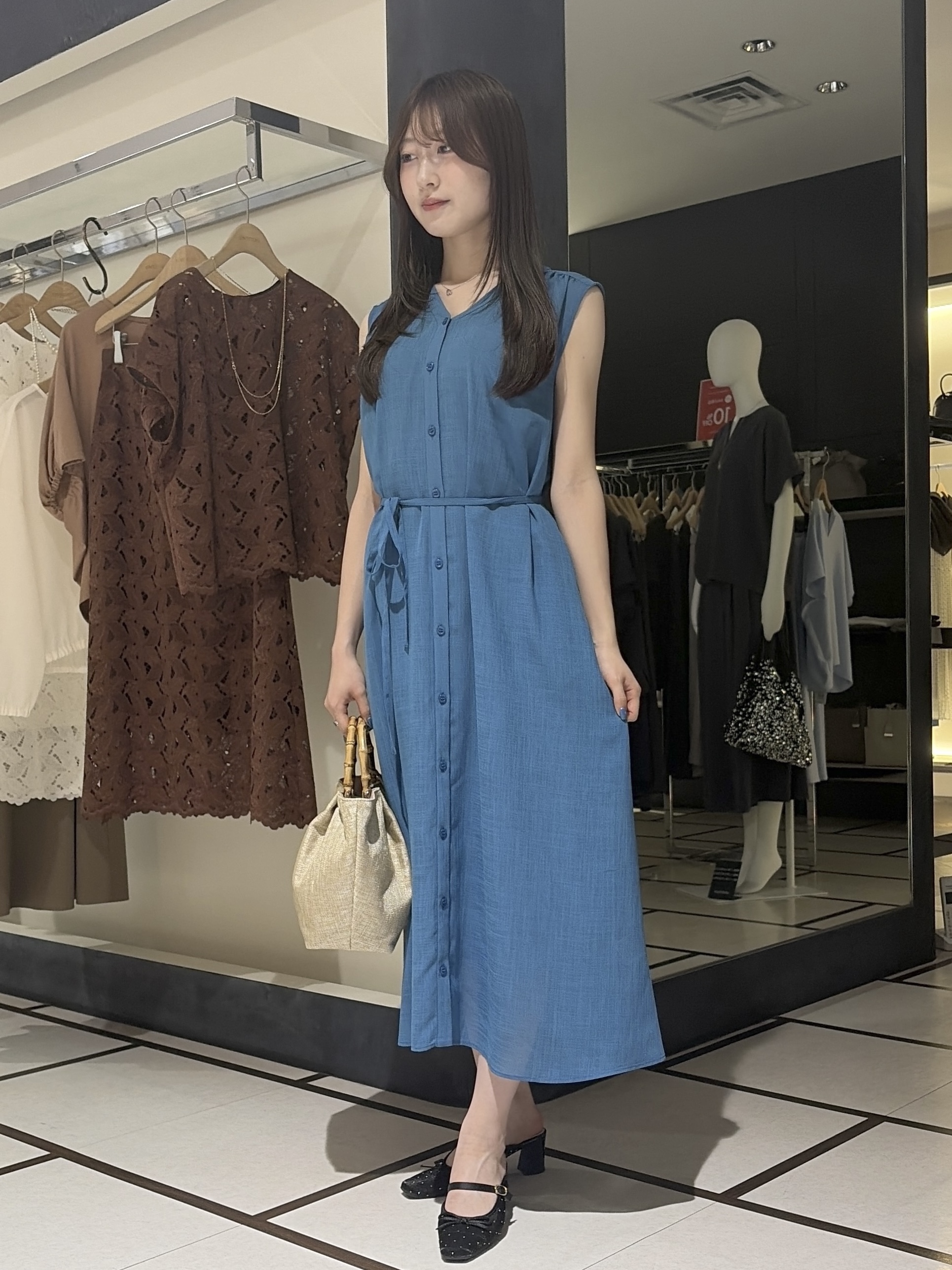 岡田美詩さんの「UNTITLED｜【通気性/前開きボタン】シアーVネックワンピース」を使ったコーディネート
