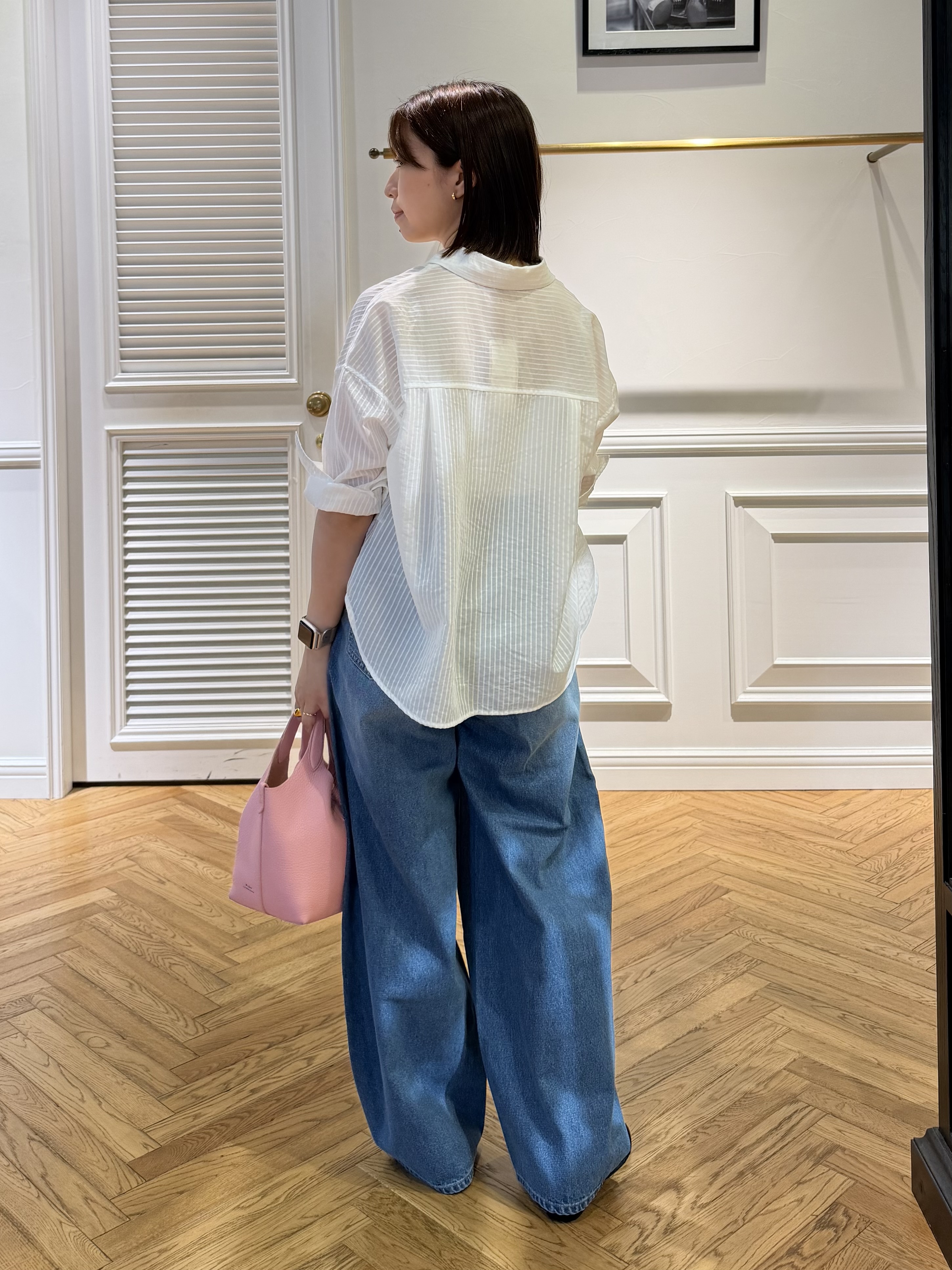 つじ まこさんの「DRESSTERIOR｜シアーストライプクロップドシャツ」を使ったコーディネート