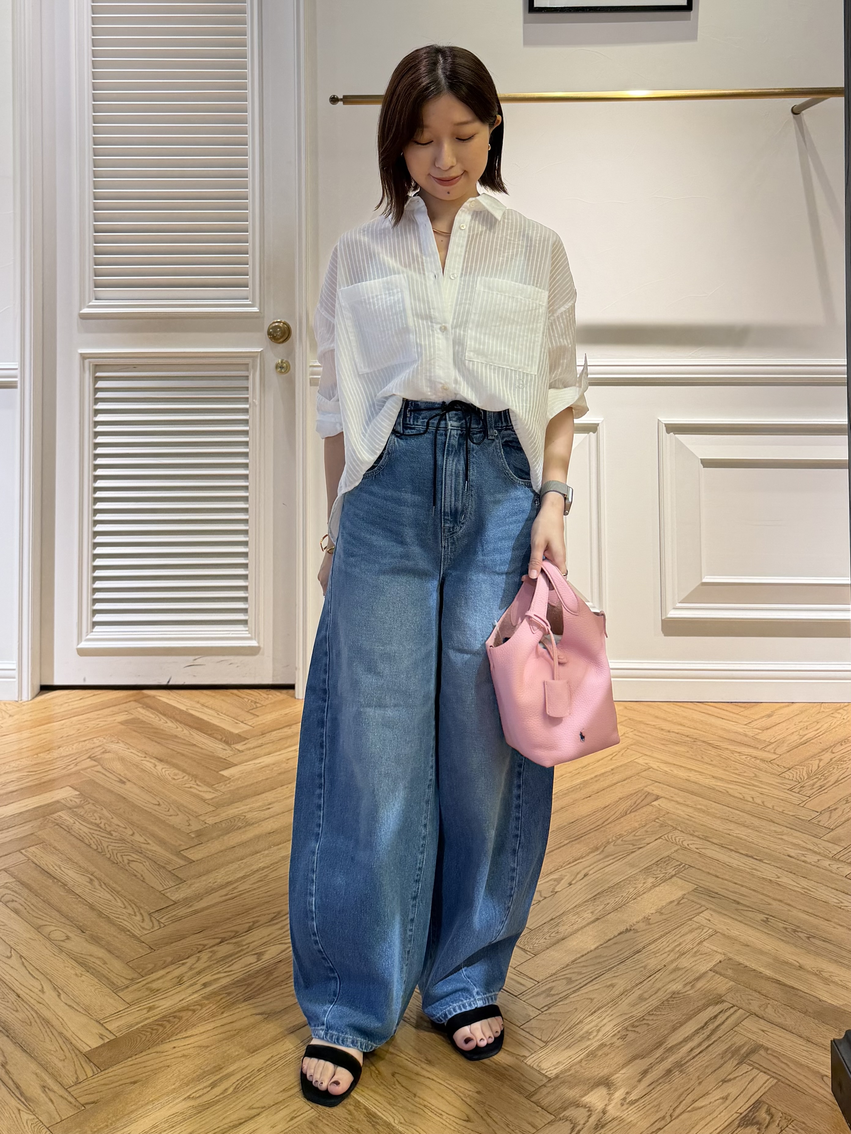 つじ まこさんの「DRESSTERIOR｜シアーストライプクロップドシャツ」を使ったコーディネート
