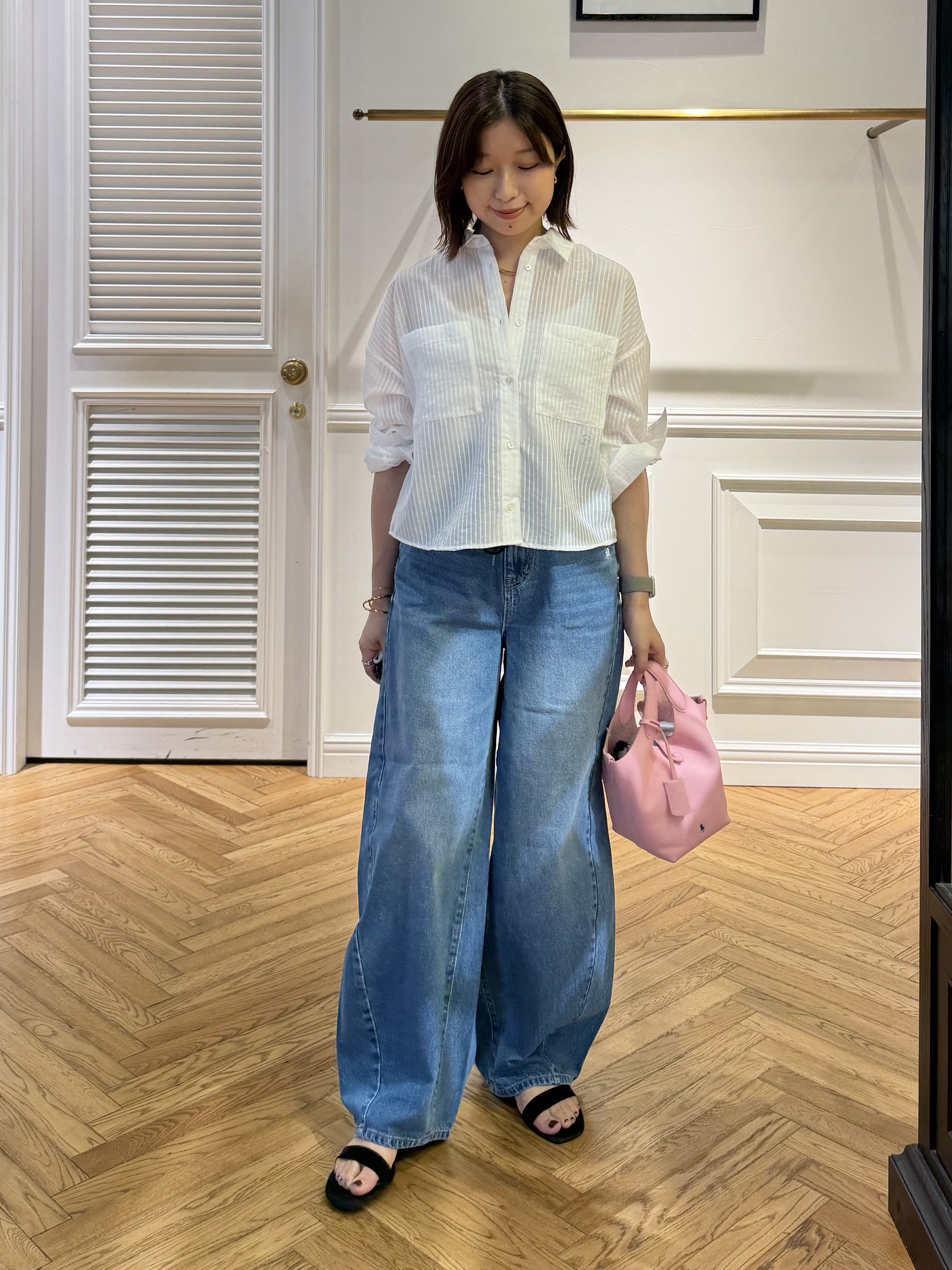 つじ まこさんの「DRESSTERIOR｜シアーストライプクロップドシャツ」を使ったコーディネート