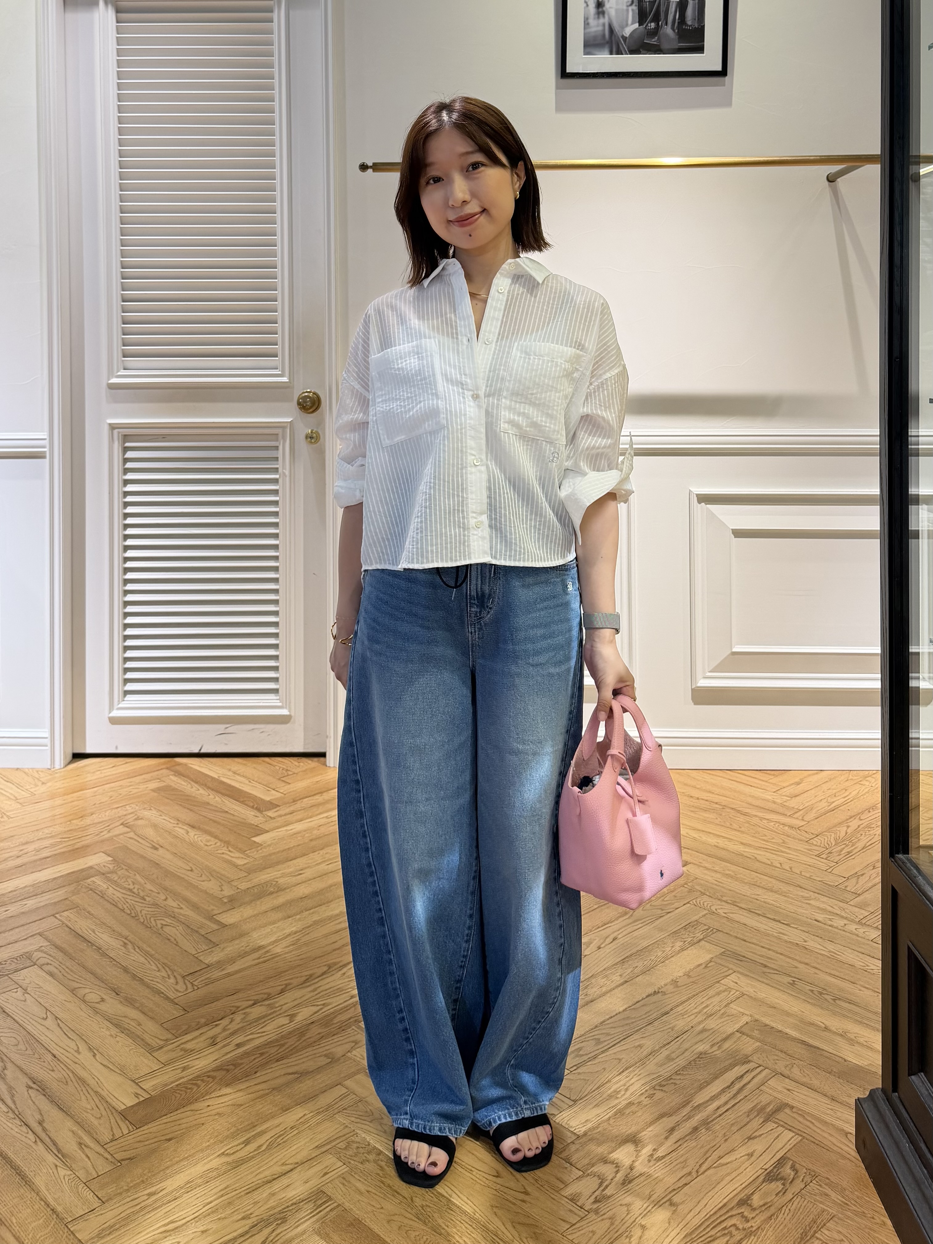 つじ まこさんの「DRESSTERIOR｜シアーストライプクロップドシャツ」を使ったコーディネート