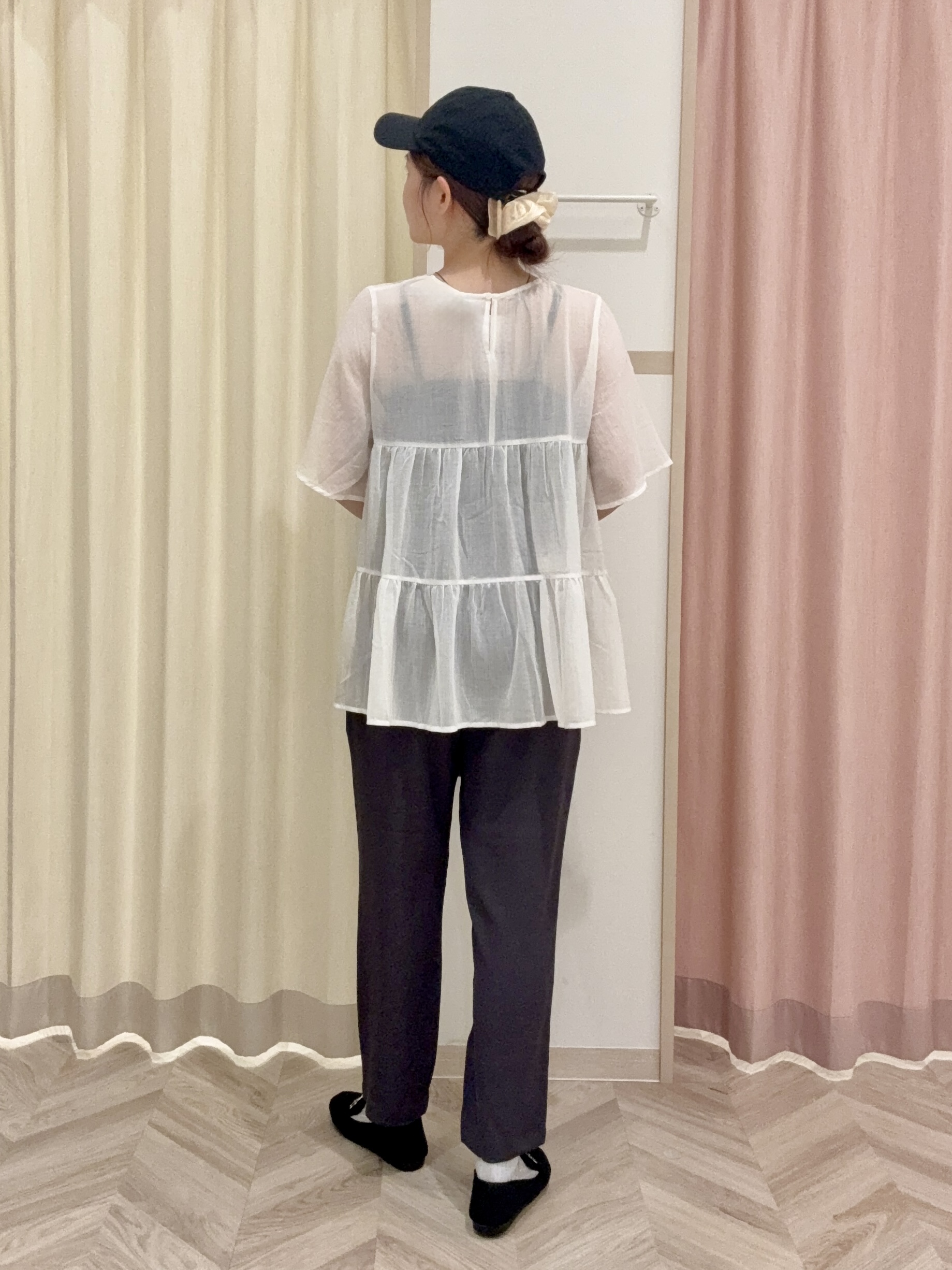 kさんの「SHOO･LA･RUE｜【洗濯機可/S-LL】インせず着られる シアー素材が上品なティアードブラウス」を使ったコーディネート