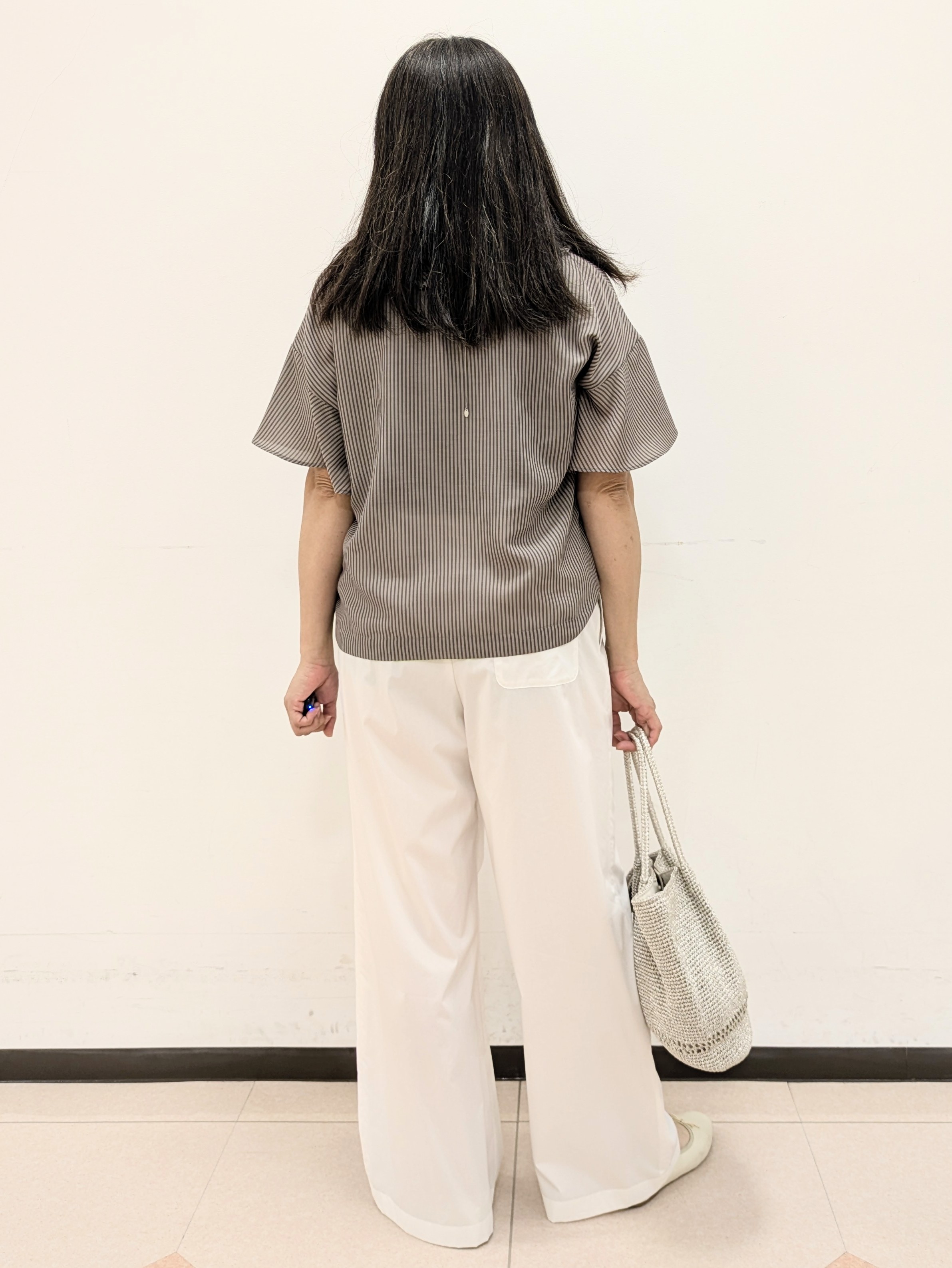 ともさんの「UNTITLED｜【接触冷感/通気性/洗える】Vネックフリルブラウス」を使ったコーディネート