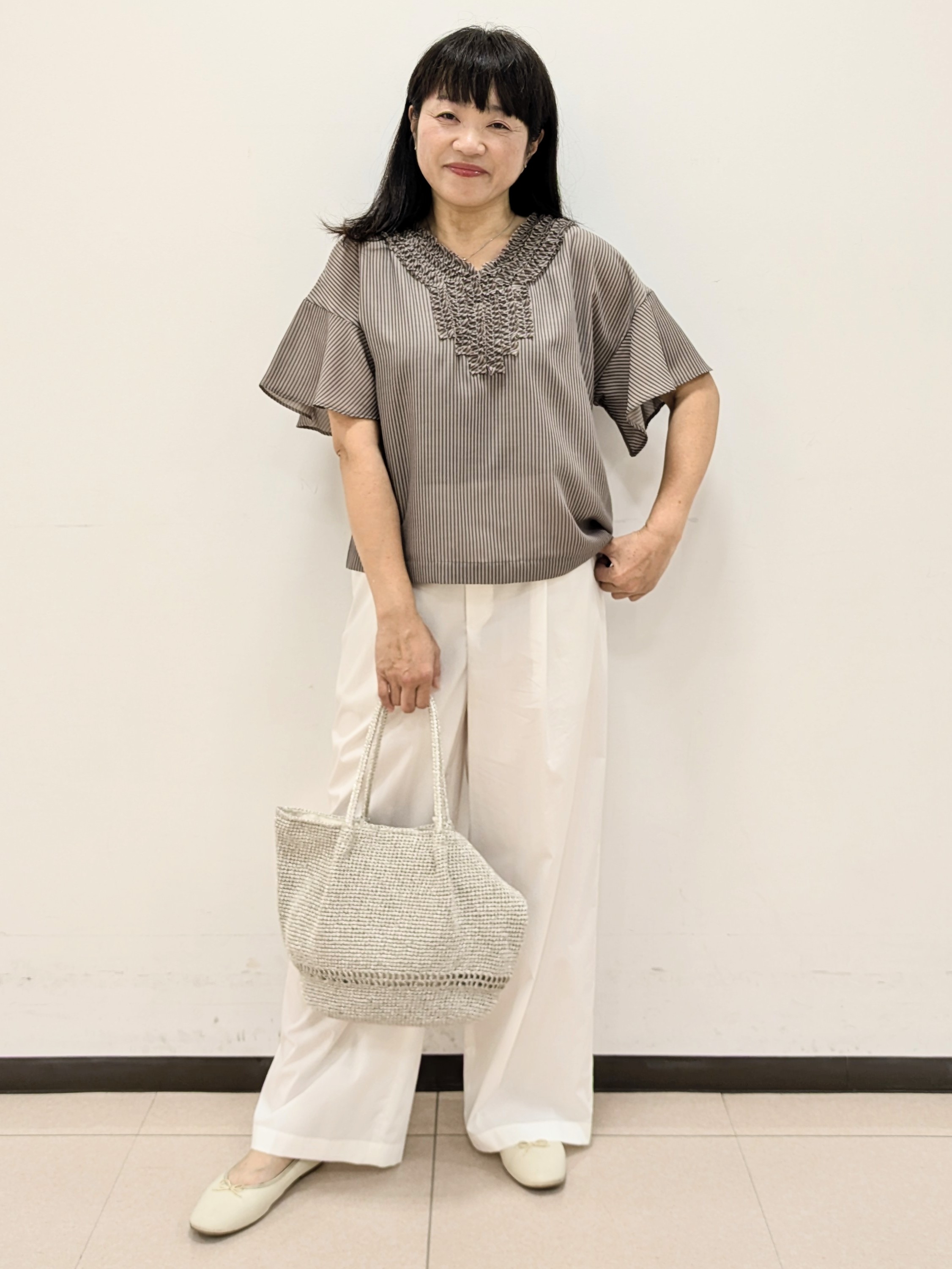 ともさんの「UNTITLED｜【接触冷感/通気性/洗える】Vネックフリルブラウス」を使ったコーディネート
