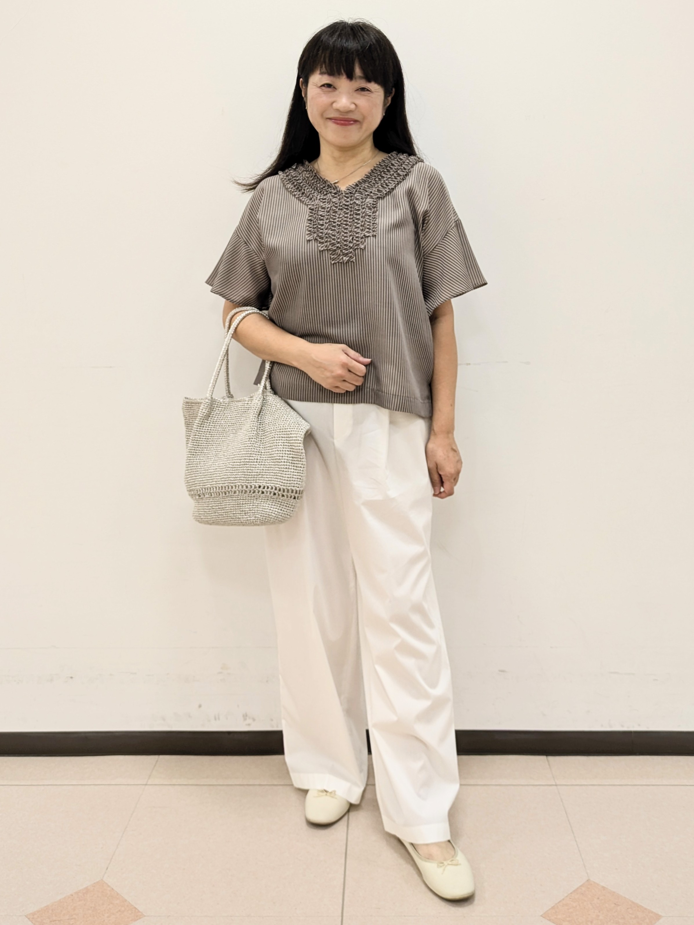 ともさんの「UNTITLED｜【接触冷感/通気性/洗える】Vネックフリルブラウス」を使ったコーディネート