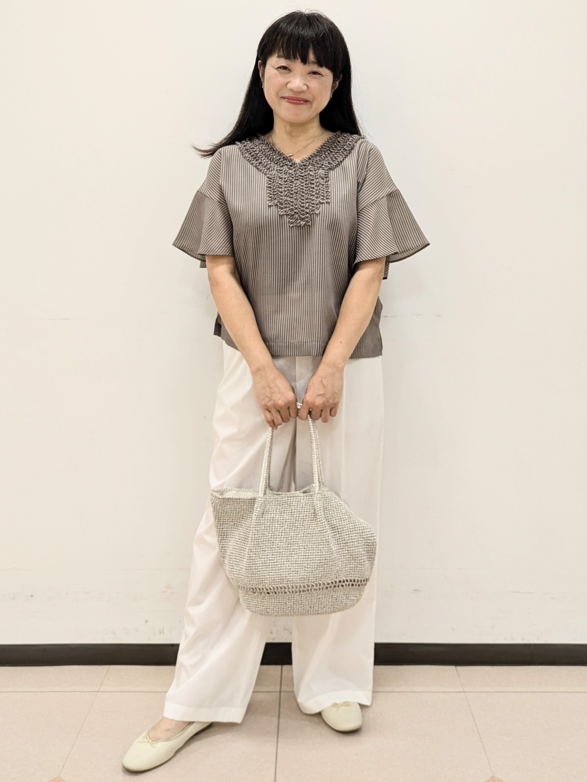 ともさんの「UNTITLED｜【接触冷感/通気性/洗える】Vネックフリルブラウス」を使ったコーディネート