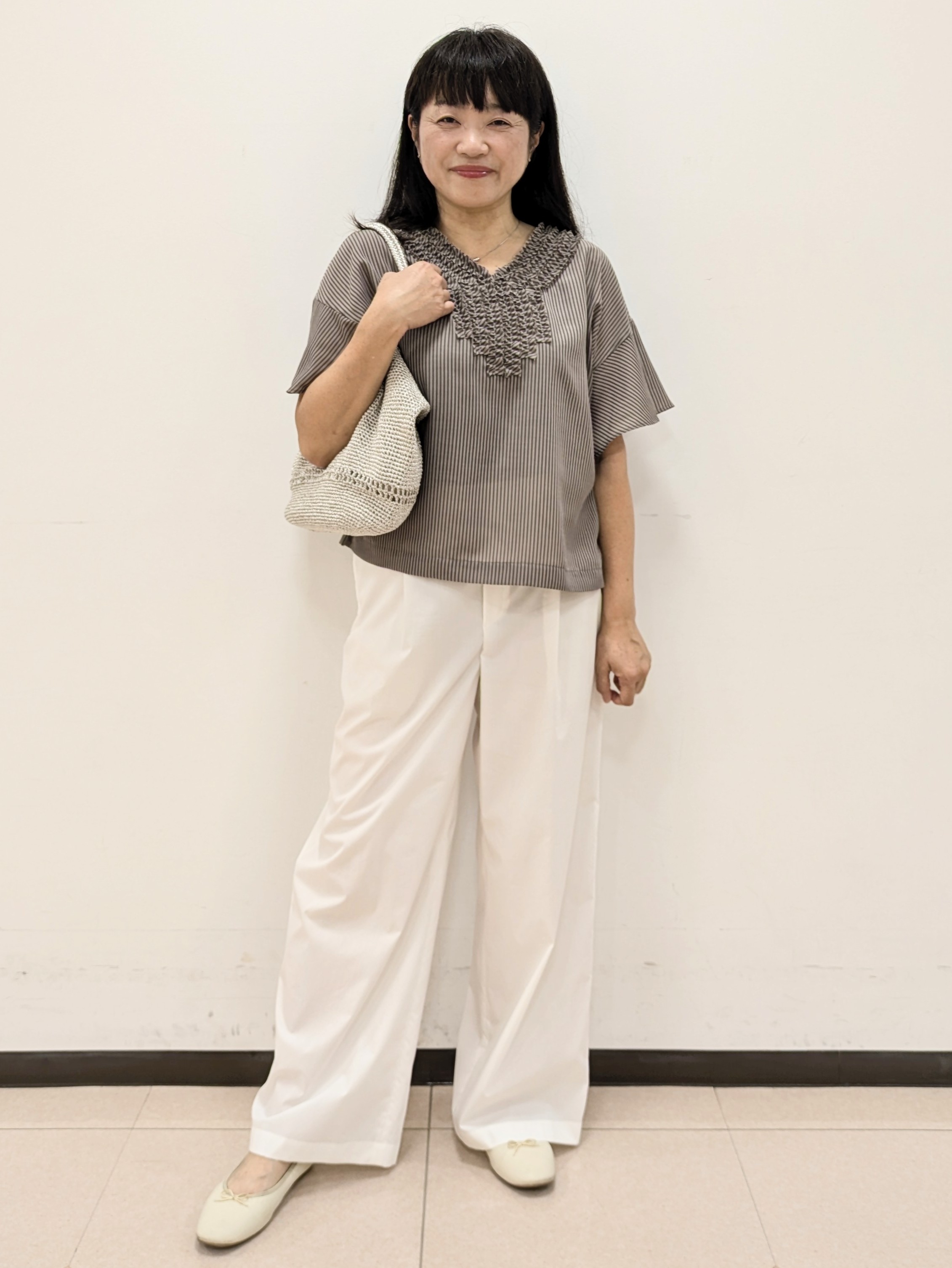 ともさんの「UNTITLED｜【接触冷感/通気性/洗える】Vネックフリルブラウス」を使ったコーディネート