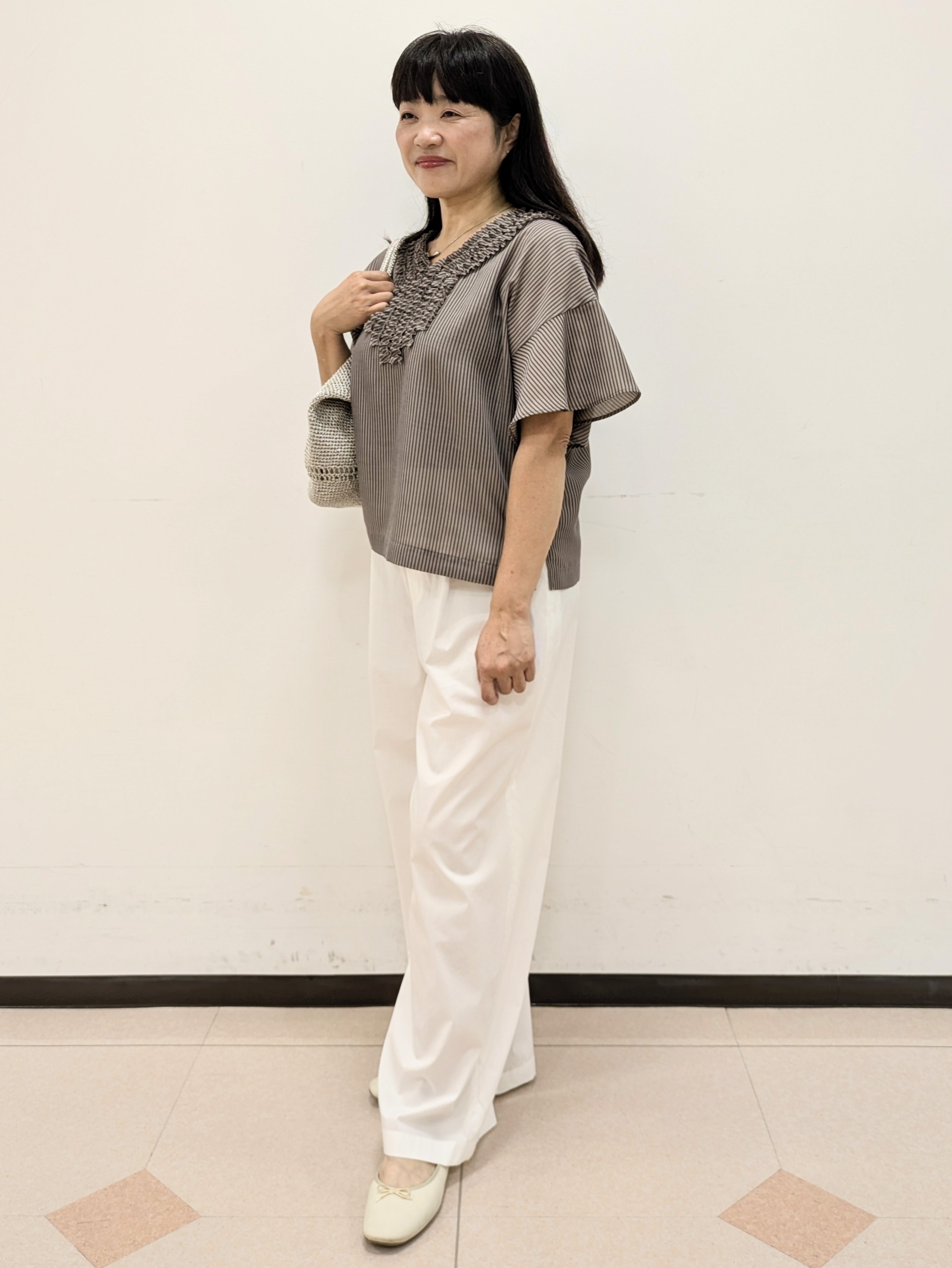 ともさんの「UNTITLED｜【接触冷感/通気性/洗える】Vネックフリルブラウス」を使ったコーディネート