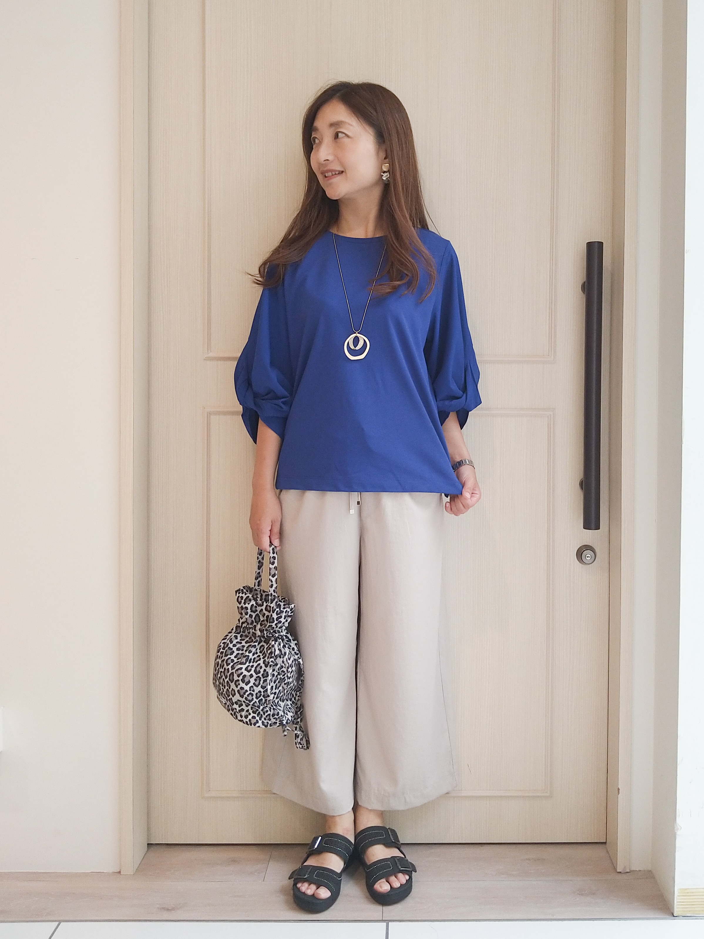 mi-saさんの「SHOO･LA･RUE｜Tシャツ以上ブラウス未満 ツイストスリーブの上品トップス」を使ったコーディネート