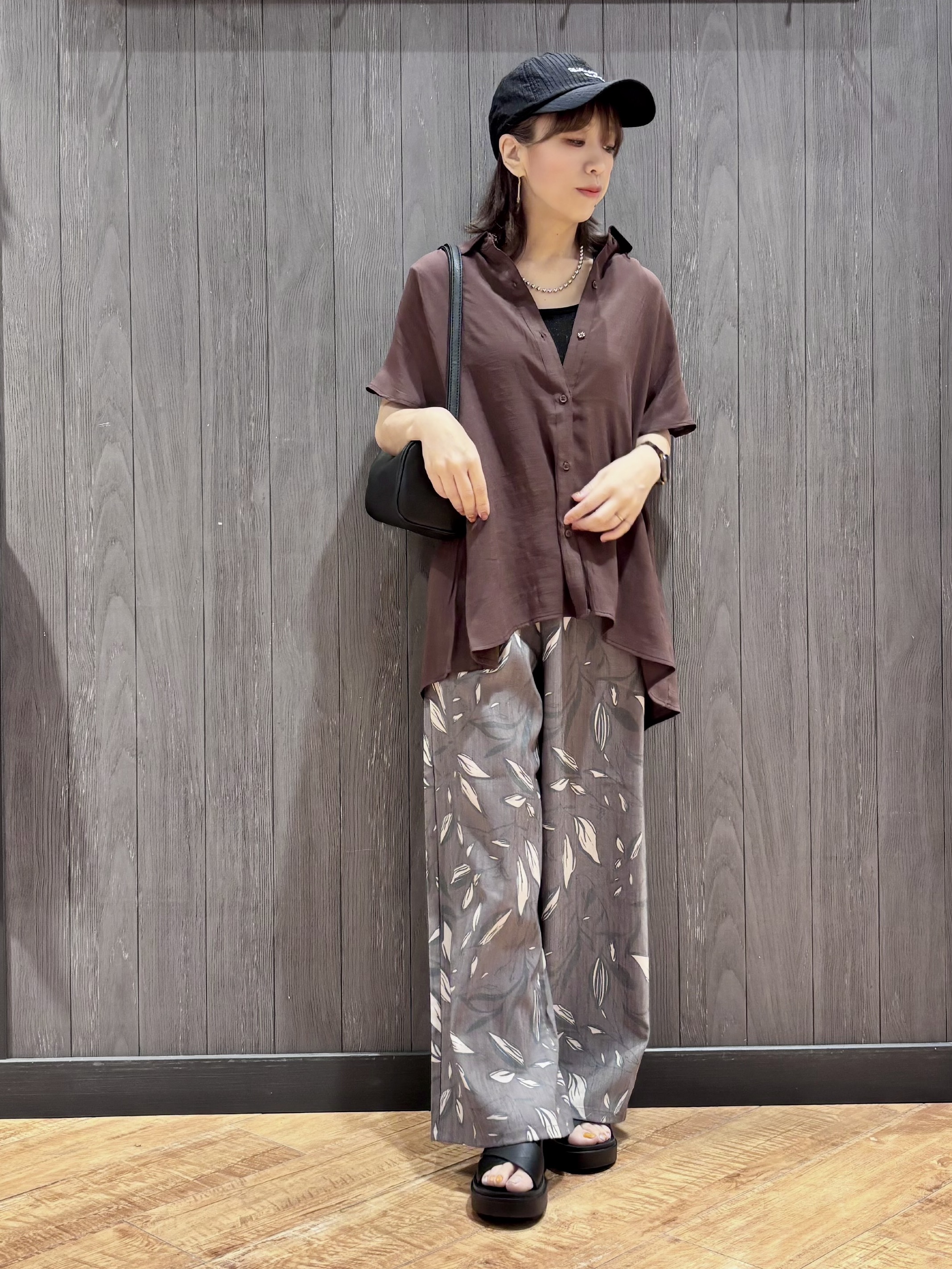 meiさんの「SHOO･LA･RUE｜【ひんやり/UV】ほんのりシアーで上品な バックギャザーブラウス」を使ったコーディネート