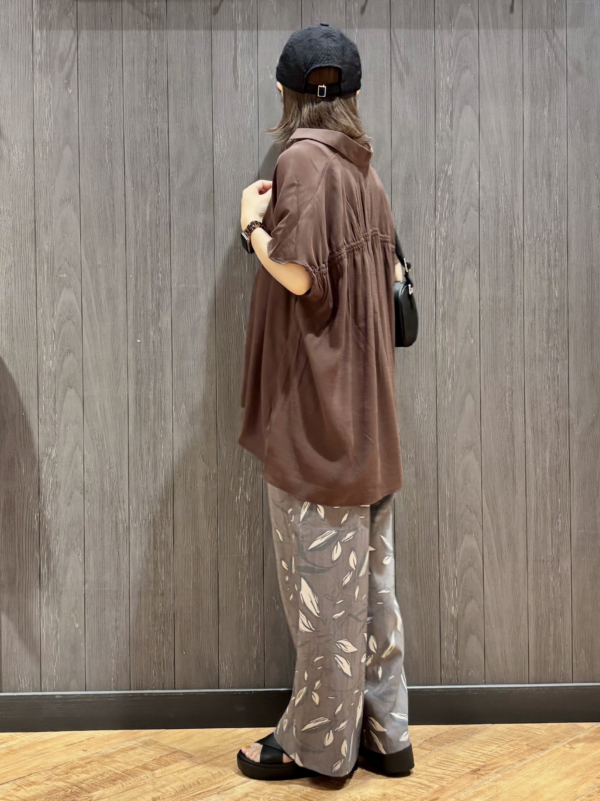 meiさんの「SHOO･LA･RUE｜【ひんやり/UV】ほんのりシアーで上品な バックギャザーブラウス」を使ったコーディネート