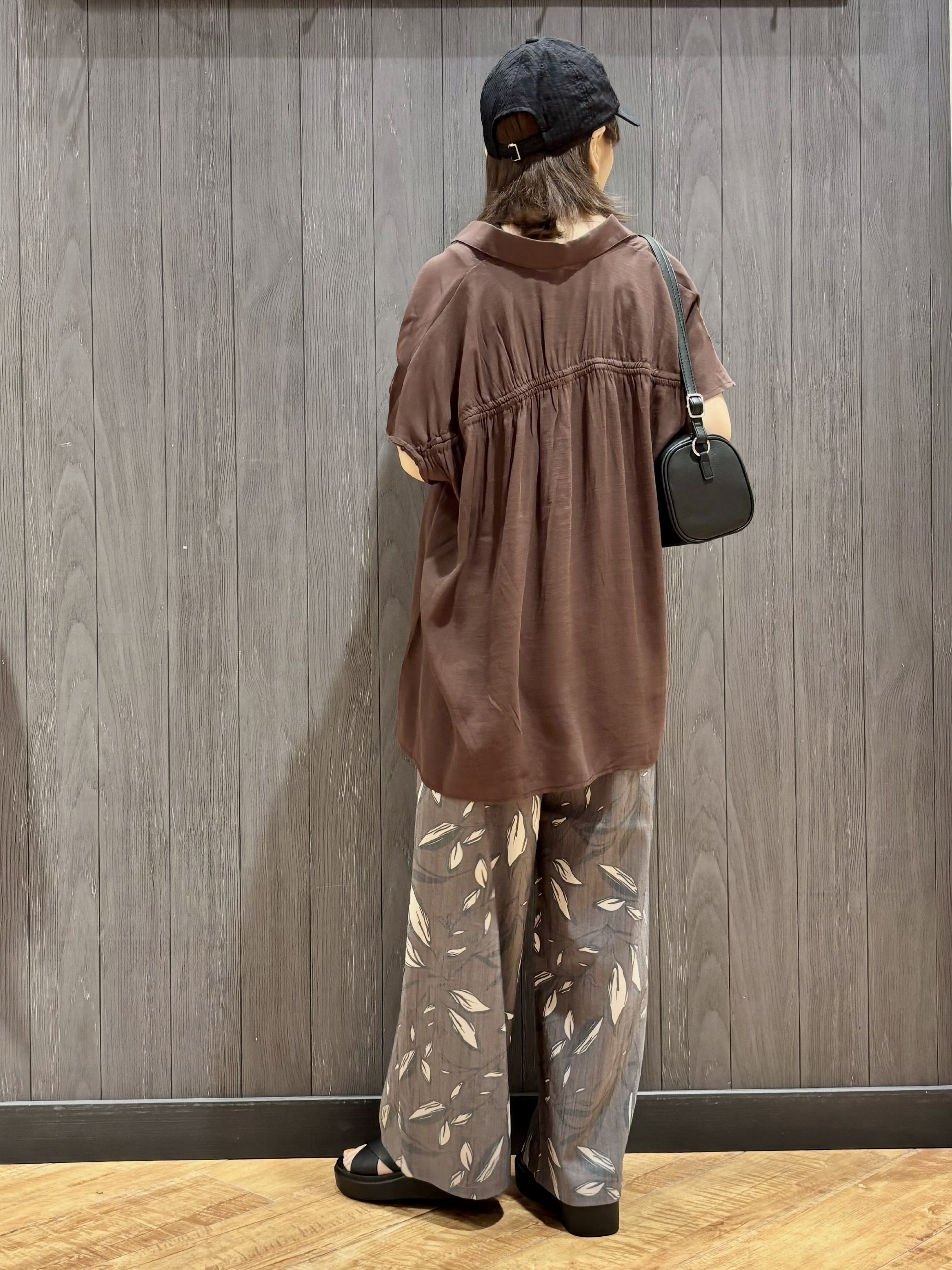 meiさんの「SHOO･LA･RUE｜【ひんやり/UV】ほんのりシアーで上品な バックギャザーブラウス」を使ったコーディネート