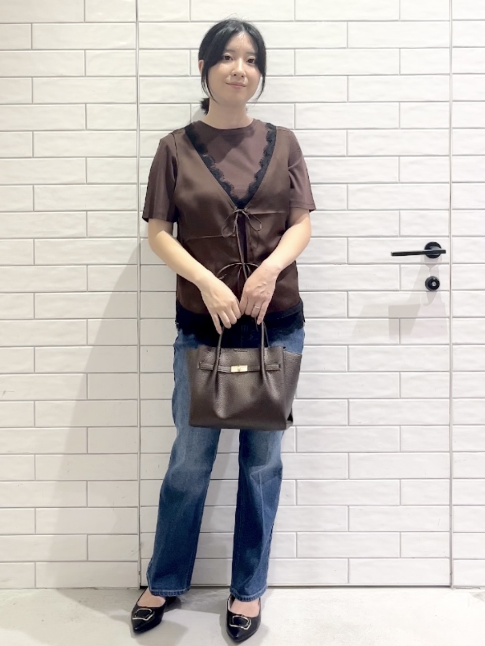 しおりさんの「OPAQUE.CLIP｜サテンレース ベスト風ブラウス【洗濯機OK】」を使ったコーディネート