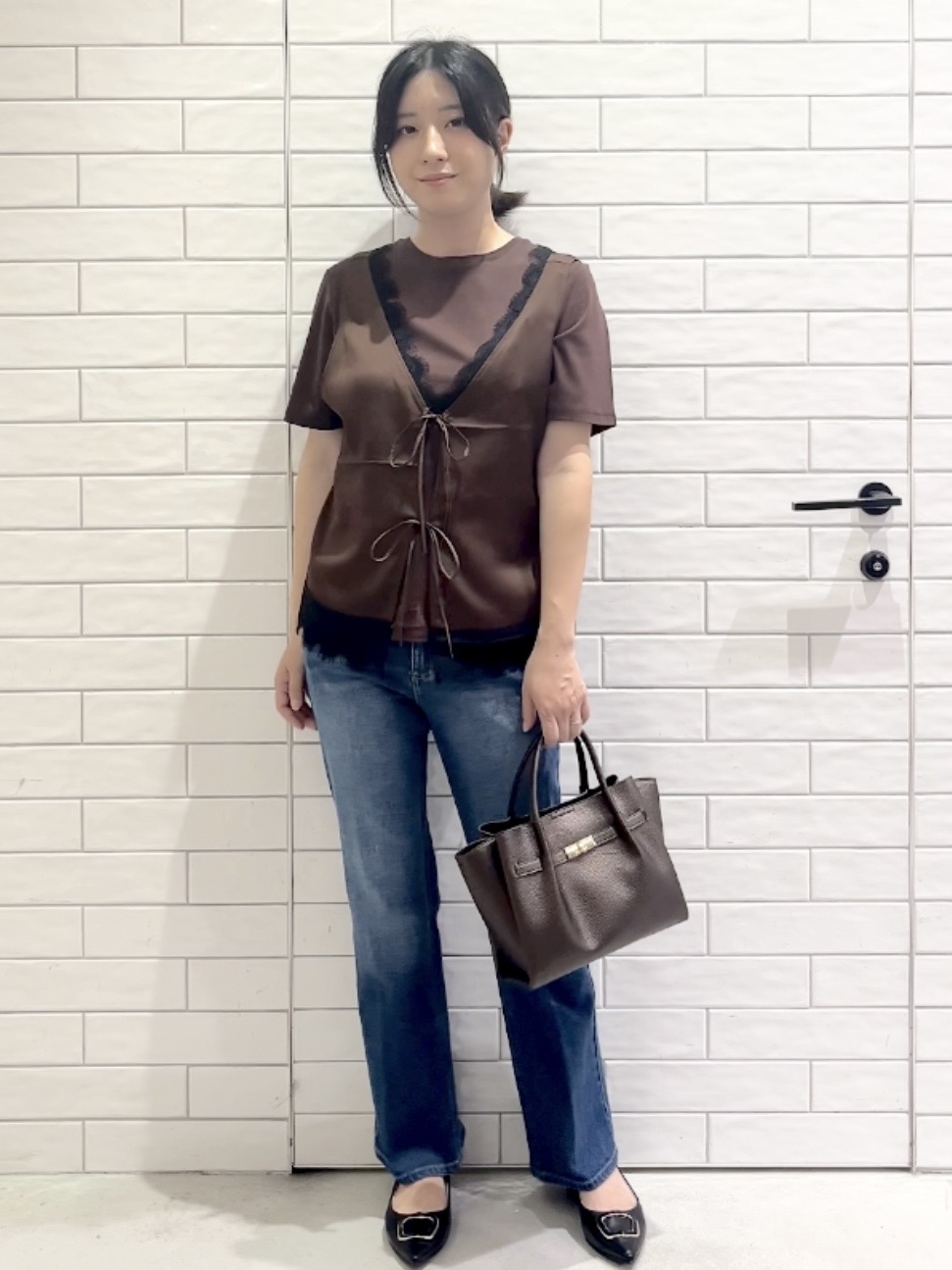 しおりさんの「OPAQUE.CLIP｜サテンレース ベスト風ブラウス【洗濯機OK】」を使ったコーディネート