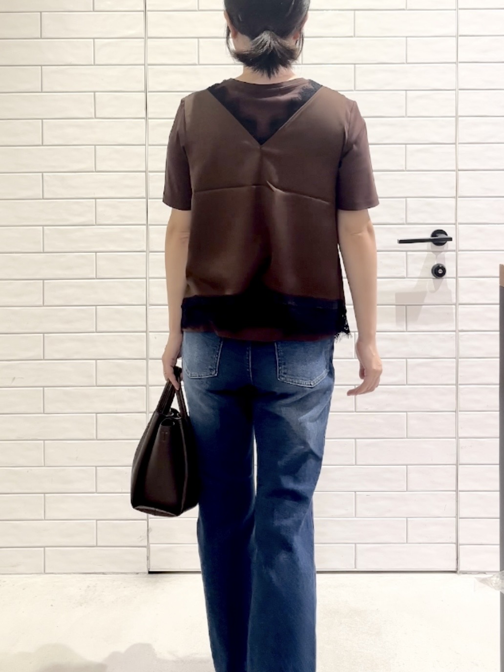 しおりさんの「OPAQUE.CLIP｜サテンレース ベスト風ブラウス【洗濯機OK】」を使ったコーディネート